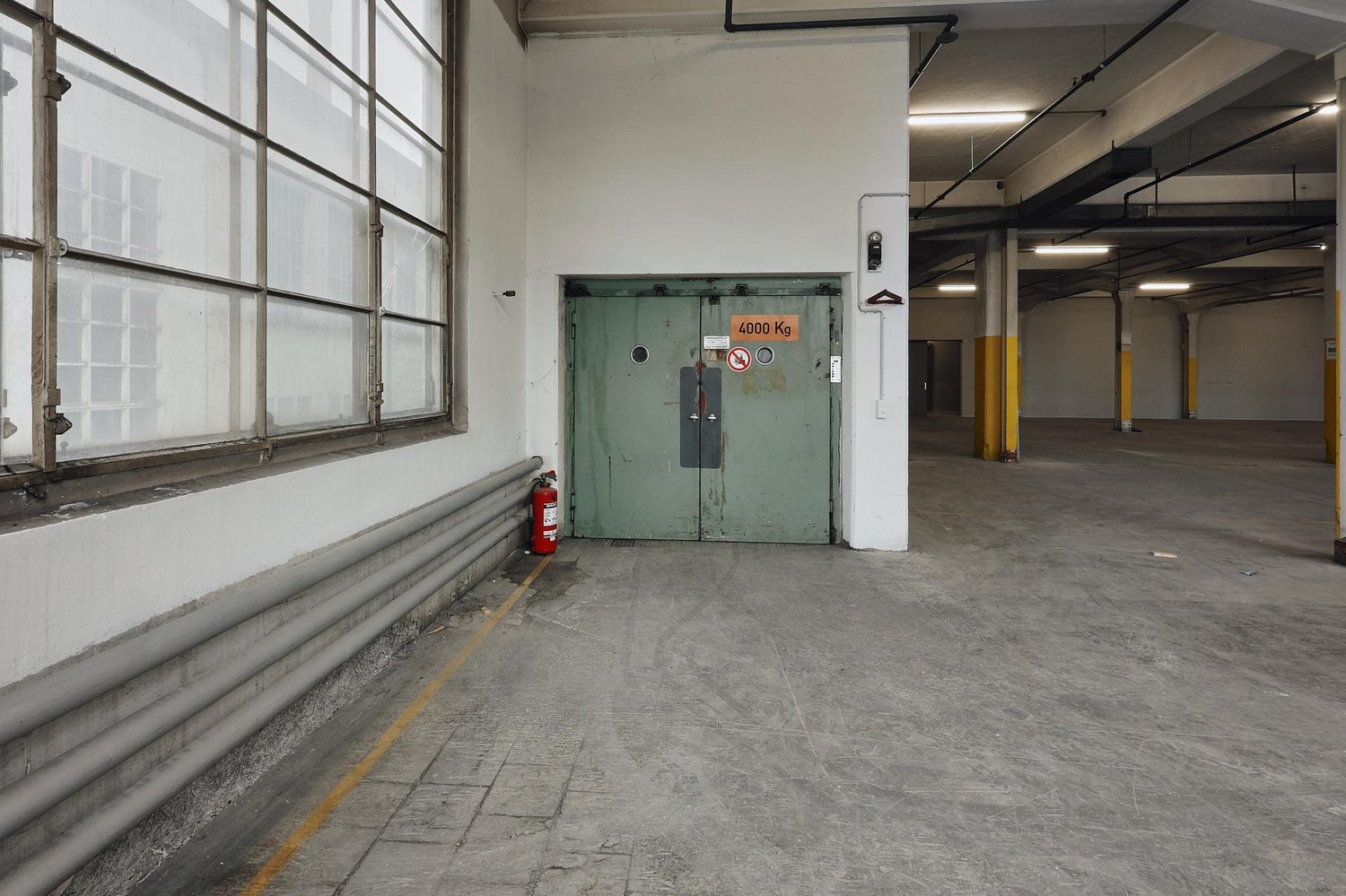 584m² commercial, photo 3 sur 9