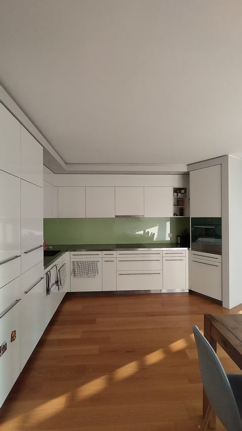 Chambre dans une colocation

Disponible d'octobre à décembre (séjour minimum de 1 mois) : une magnifique chambre privée dans un appartement en colocation moderne, avec votre propre salle de bain et votre propre réfrigérateur pour un confort maximum. Vous vivrez avec deux colocataires super cool dans, photo 6 sur 7