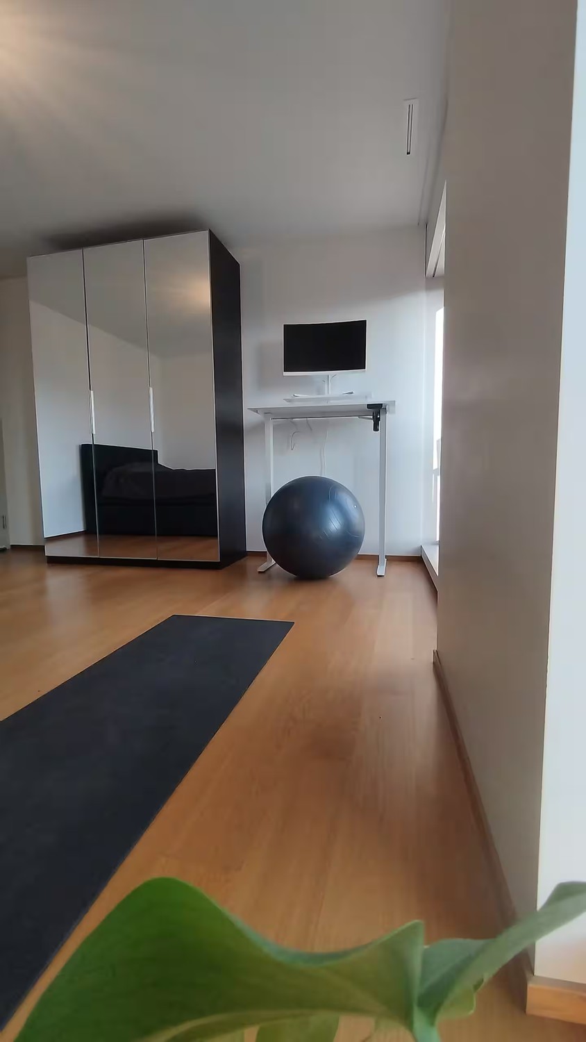 Chambre dans une colocation

Disponible d'octobre à décembre (séjour minimum de 1 mois) : une magnifique chambre privée dans un appartement en colocation moderne, avec votre propre salle de bain et votre propre réfrigérateur pour un confort maximum. Vous vivrez avec deux colocataires super cool dans, photo 3 sur 7