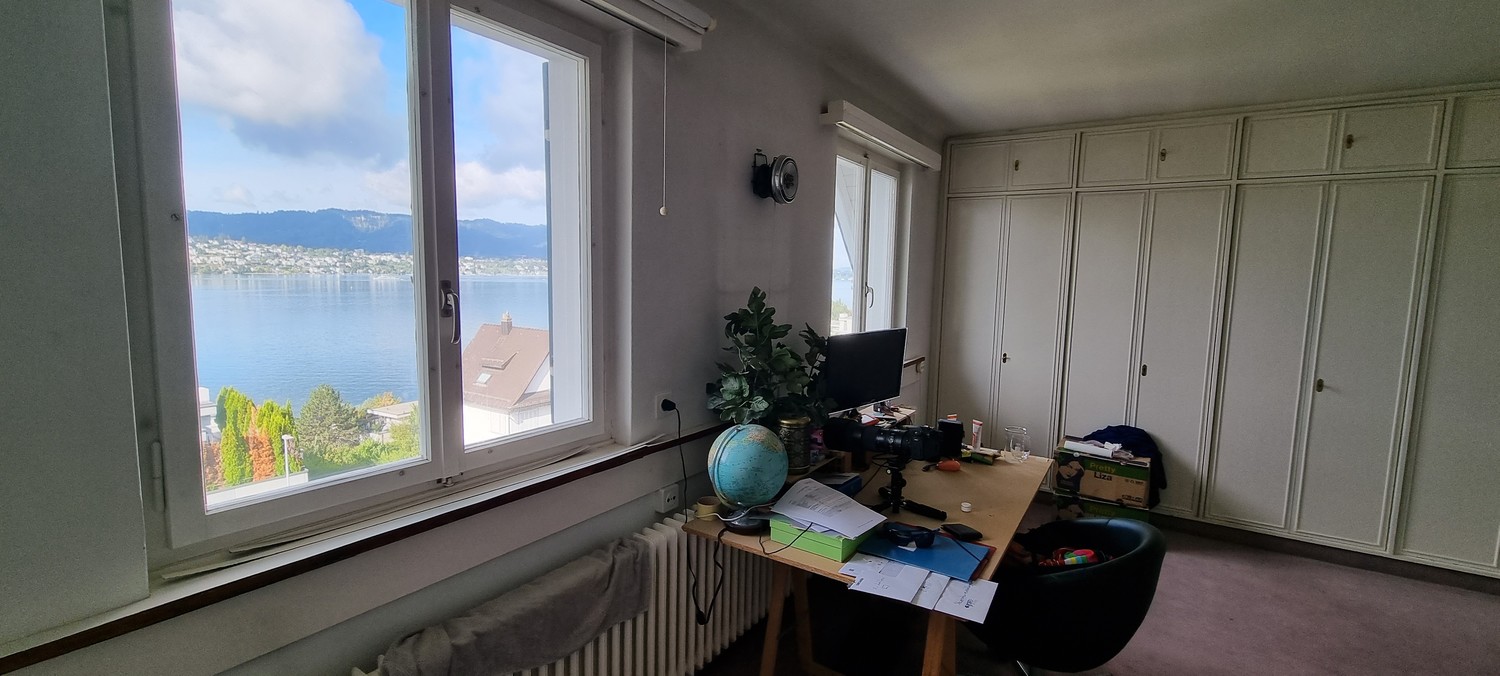 Chambre dans une colocation

La chambre offre une magnifique vue sur le lac et des armoires encastrées pratiques. Un espace de rangement de type dressing fait partie de la chambre (env. 3m²).

Nous sommes une colocation mixte et vivons ensemble dans une grande villa avec beaucoup d'espace. Outre les