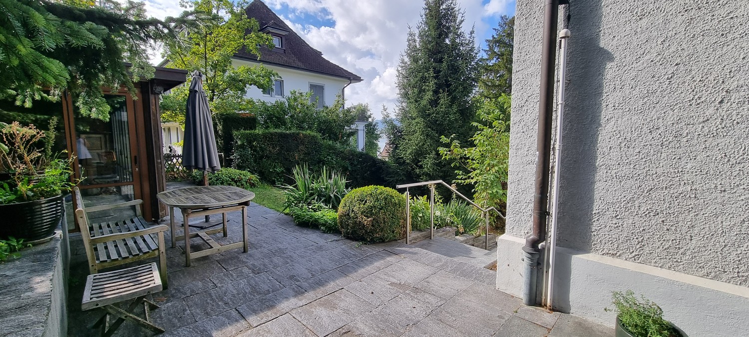 Chambre dans une colocation

La chambre offre une magnifique vue sur le lac et des armoires encastrées pratiques. Un espace de rangement de type dressing fait partie de la chambre (env. 3m²).

Nous sommes une colocation mixte et vivons ensemble dans une grande villa avec beaucoup d'espace. Outre les
