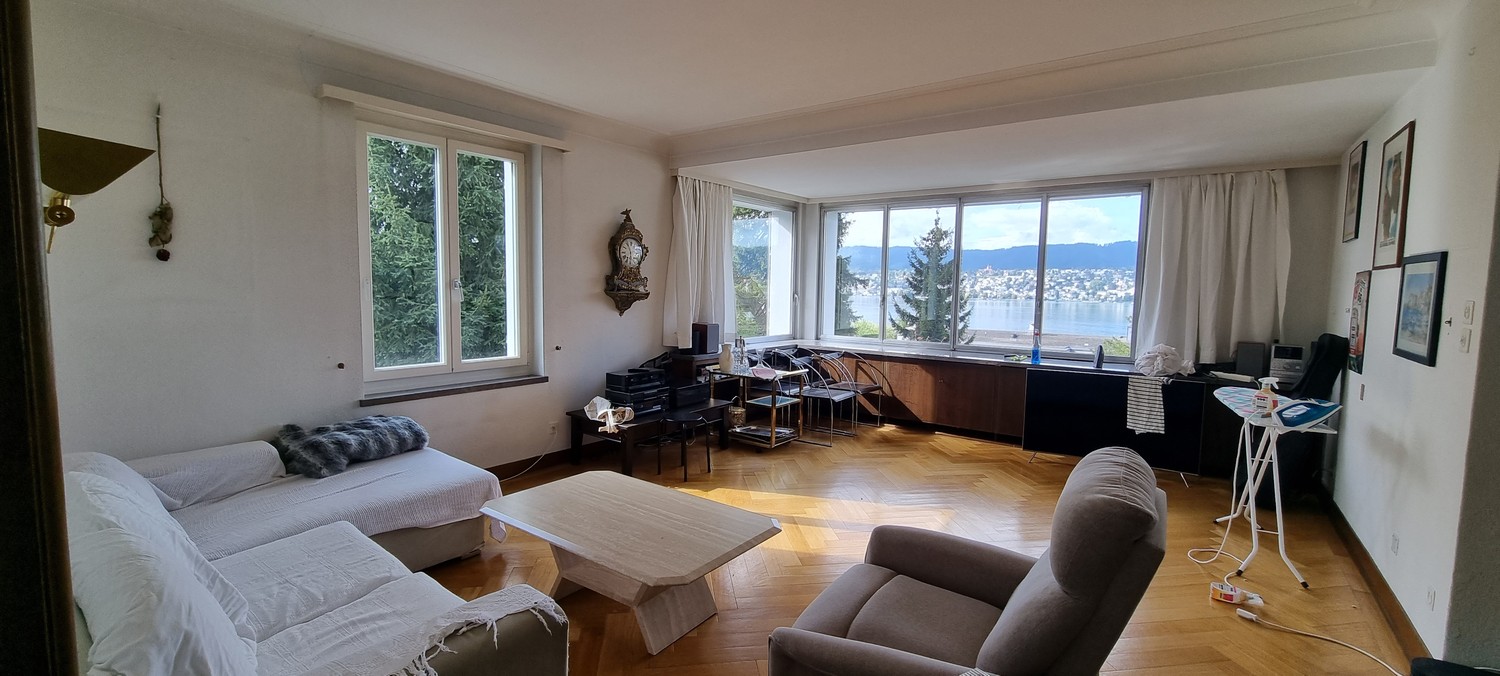 Chambre dans une colocation

La chambre offre une magnifique vue sur le lac et des armoires encastrées pratiques. Un espace de rangement de type dressing fait partie de la chambre (env. 3m²).

Nous sommes une colocation mixte et vivons ensemble dans une grande villa avec beaucoup d'espace. Outre les