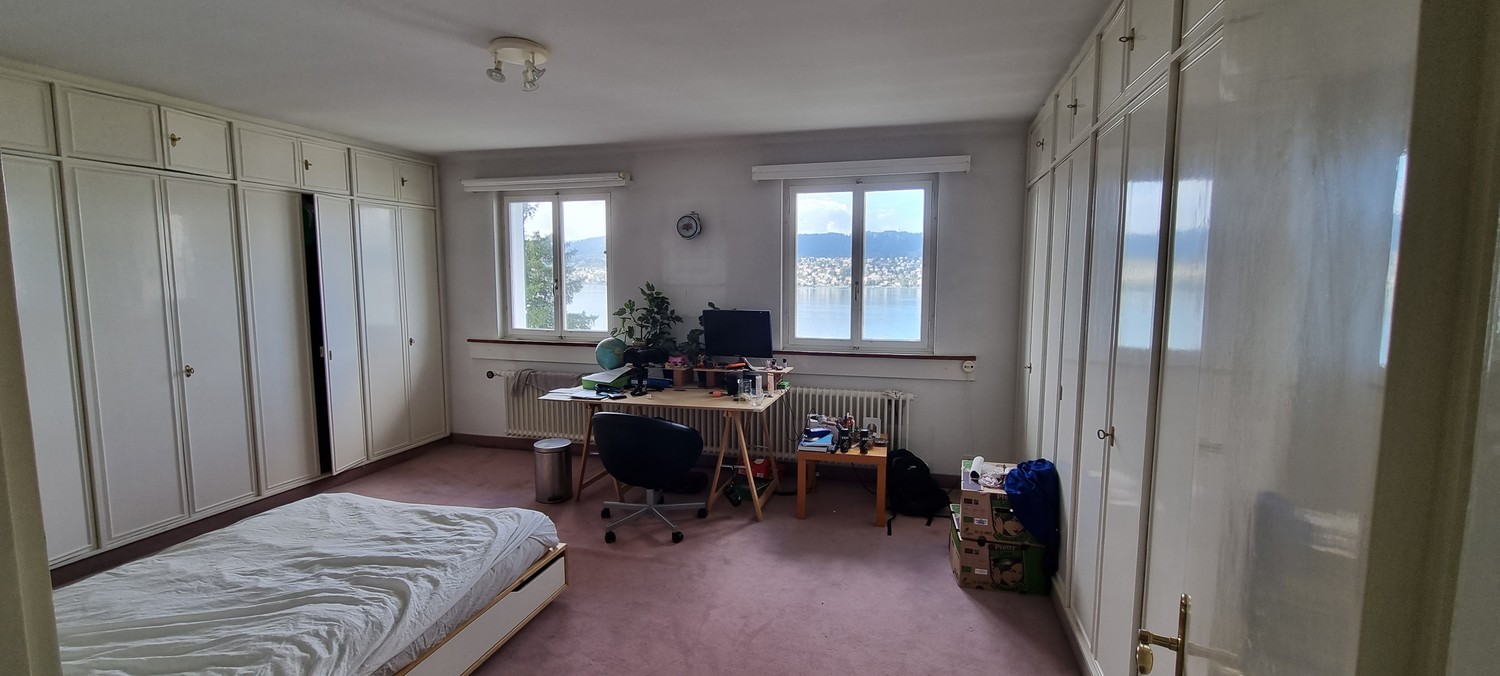 Chambre dans une colocation

La chambre offre une magnifique vue sur le lac et des armoires encastrées pratiques. Un espace de rangement de type dressing fait partie de la chambre (env. 3m²).

Nous sommes une colocation mixte et vivons ensemble dans une grande villa avec beaucoup d'espace. Outre les