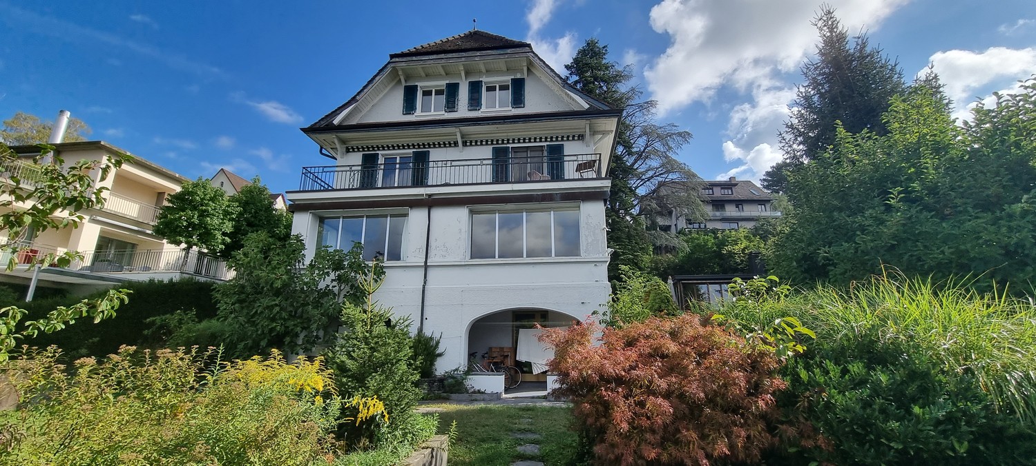 Chambre dans une colocation

La chambre offre une magnifique vue sur le lac et des armoires encastrées pratiques. Un espace de rangement de type dressing fait partie de la chambre (env. 3m²).

Nous sommes une colocation mixte et vivons ensemble dans une grande villa avec beaucoup d'espace. Outre les
