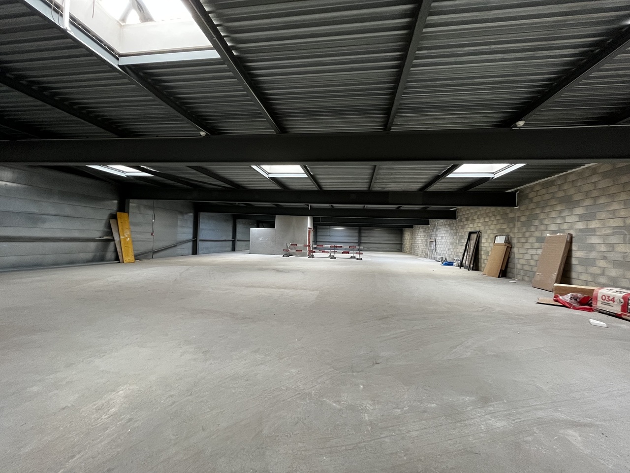 655m² storage room