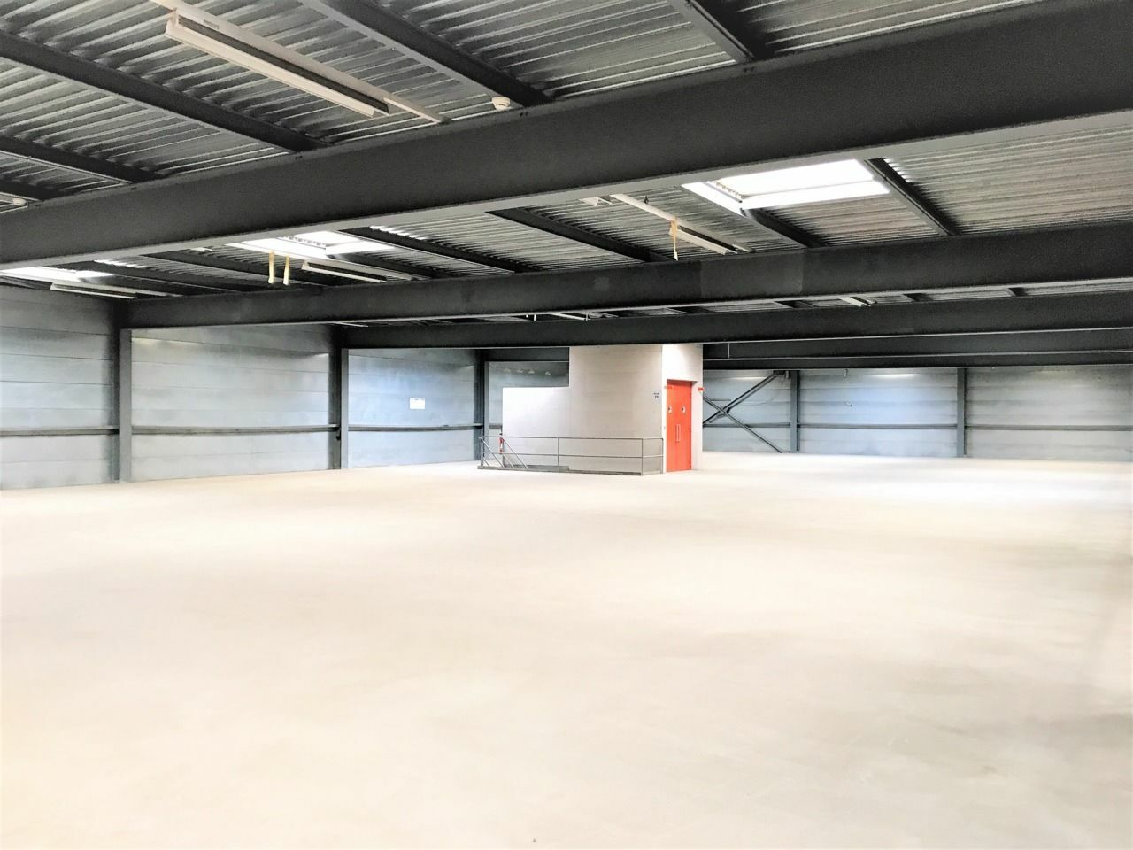655m² storage room