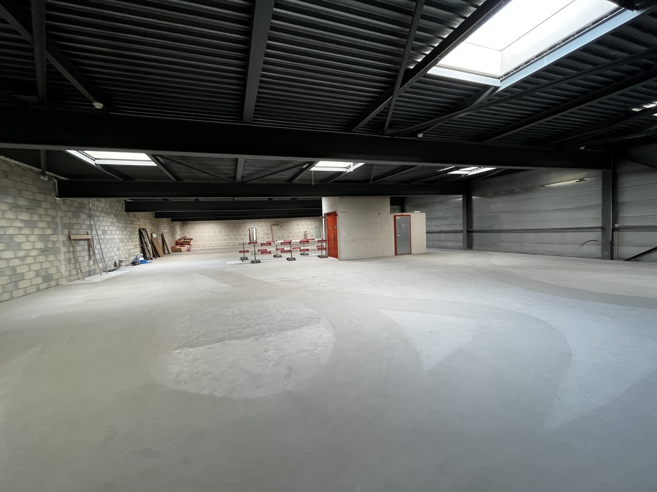 655m² storage room