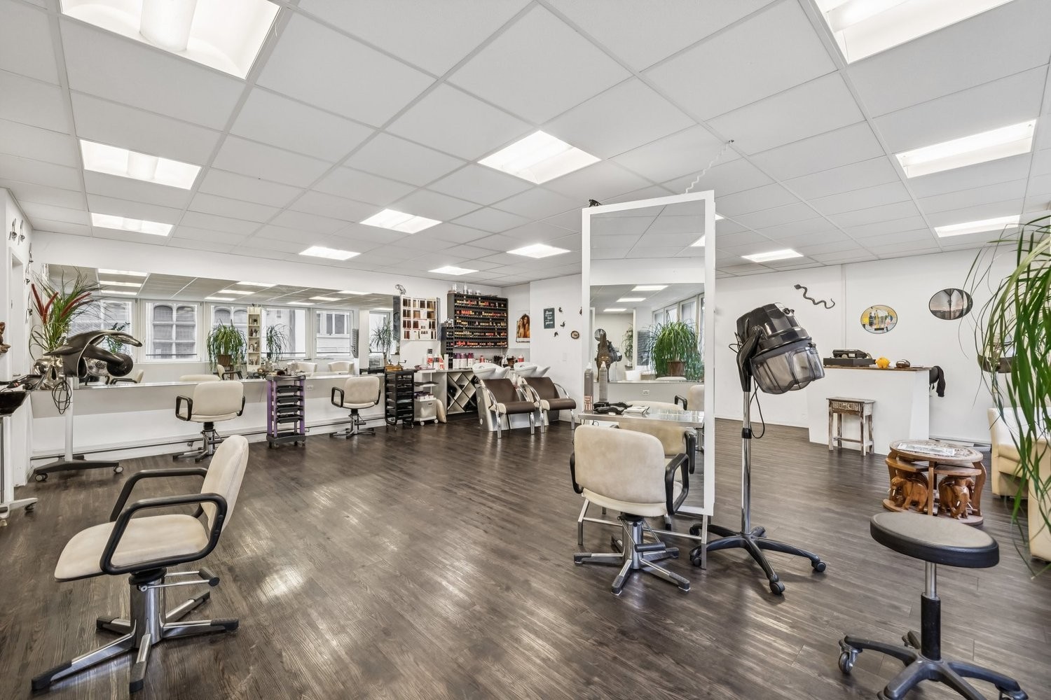 80m² commercial