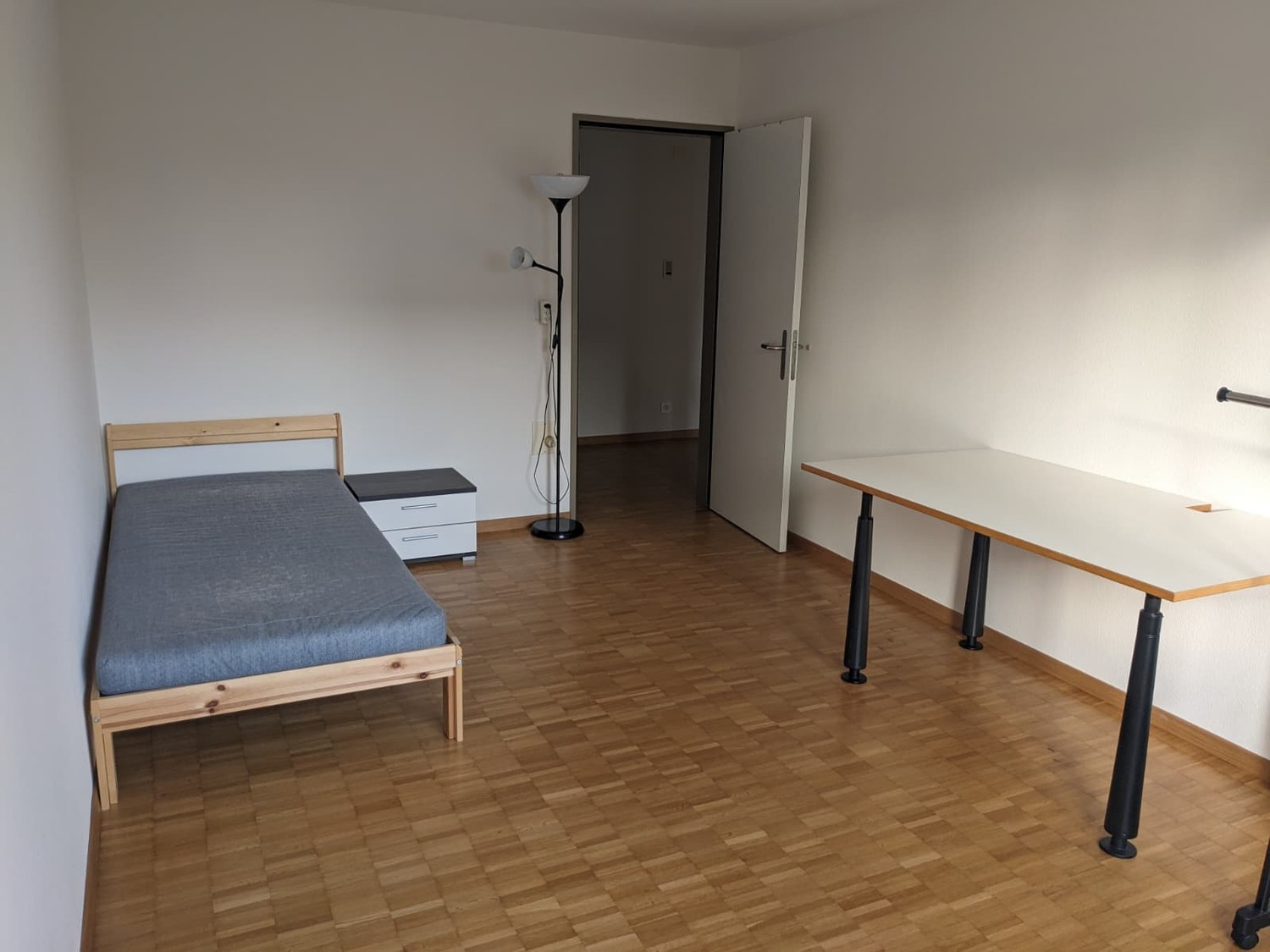 Chambre dans une colocation

Disponible dès le 7.September (date flexible). Détails de la location :  
  
\* Taille de la chambre : 17m², meublée (lit et petite table)  
\* à côté de la chambre se trouveront vos toilettes privées  
\* cuisine et salle de bain principale à usage partagé  
\* 4 minute