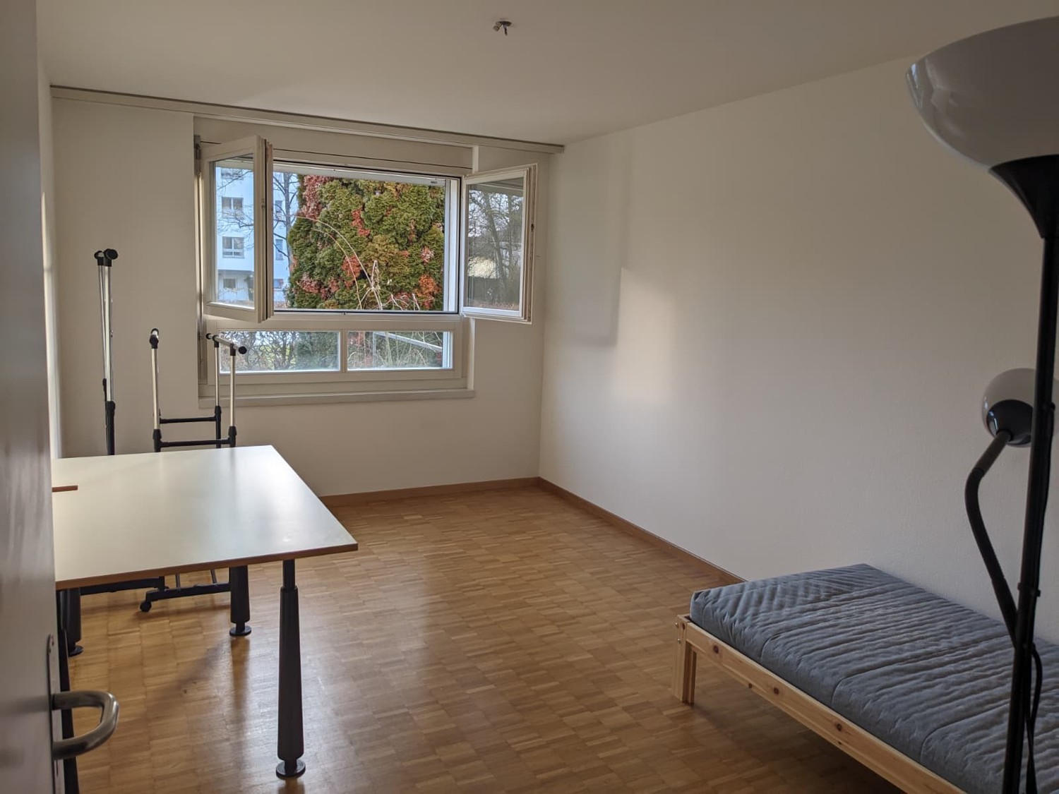 Chambre dans une colocation

Disponible dès le 7.September (date flexible). Détails de la location :  
  
\* Taille de la chambre : 17m², meublée (lit et petite table)  
\* à côté de la chambre se trouveront vos toilettes privées  
\* cuisine et salle de bain principale à usage partagé  
\* 4 minute