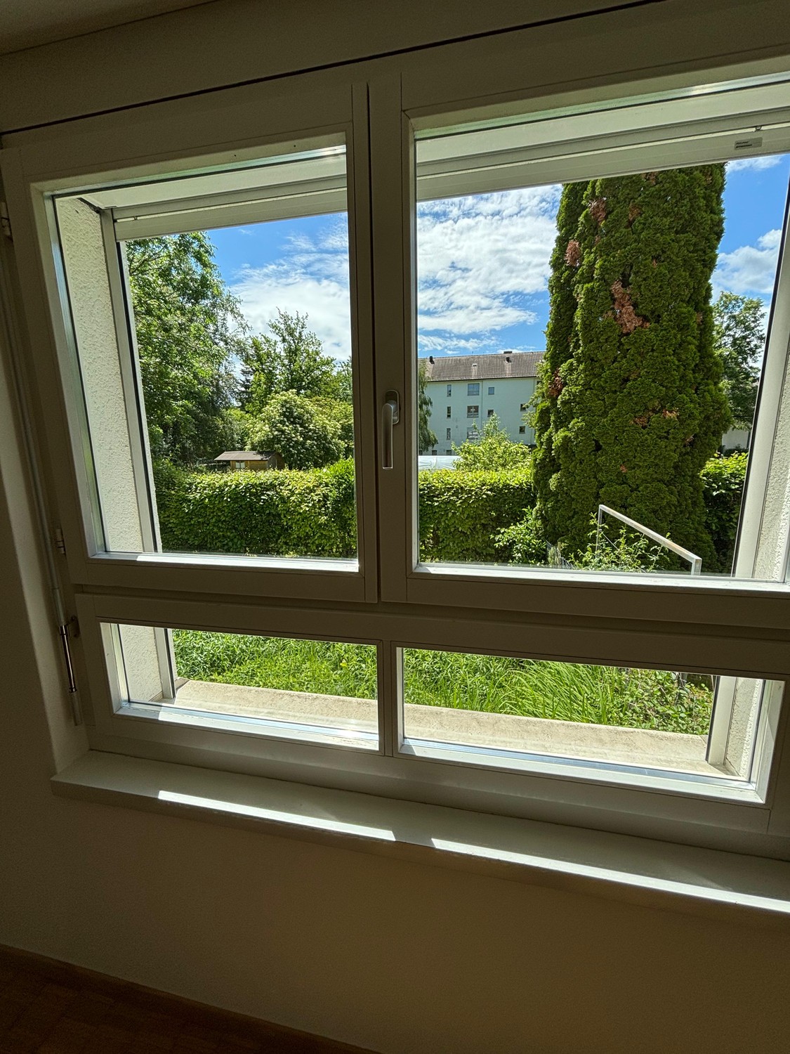 Chambre dans une colocation

Disponible dès le 7.September (date flexible). Détails de la location :  
  
\* Taille de la chambre : 17m², meublée (lit et petite table)  
\* à côté de la chambre se trouveront vos toilettes privées  
\* cuisine et salle de bain principale à usage partagé  
\* 4 minute