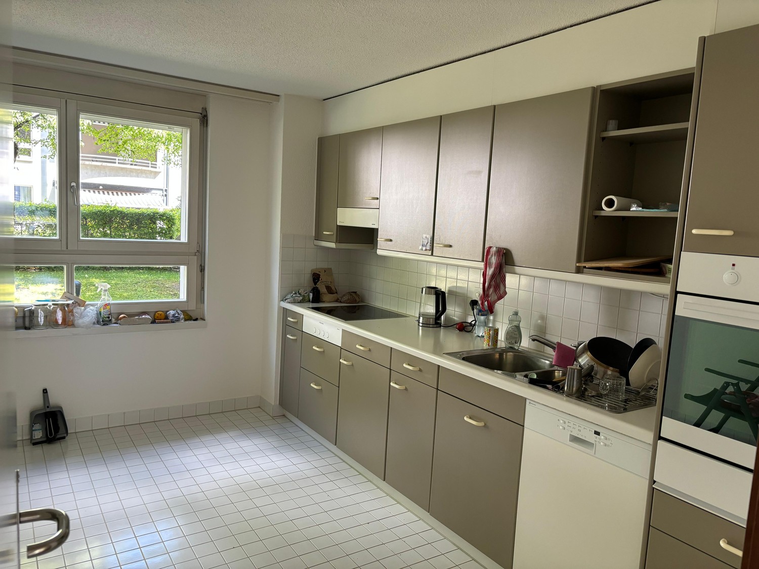 Chambre dans une colocation

Disponible dès le 7.September (date flexible). Détails de la location :  
  
\* Taille de la chambre : 17m², meublée (lit et petite table)  
\* à côté de la chambre se trouveront vos toilettes privées  
\* cuisine et salle de bain principale à usage partagé  
\* 4 minute