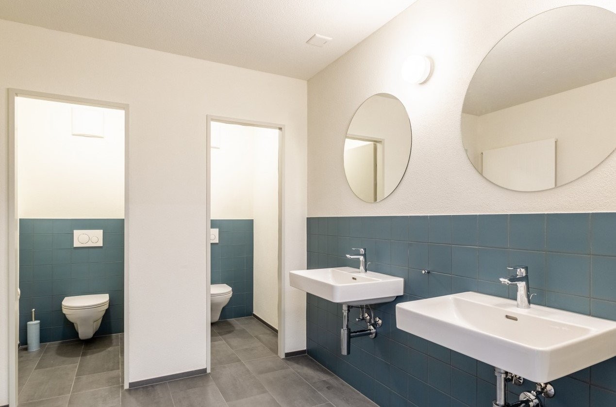 Bureau de 17m²

Situé dans un emplacement bien desservi par les transports, nous louons ce bureau rénové (2021) immédiatement ou à convenir.

L'objet dispose des caractéristiques suivantes :

- Loyer CHF 420.- incl. charges
- Fenêtres en bois/métal incl. stores électriques
- Revêtements de sol de ha