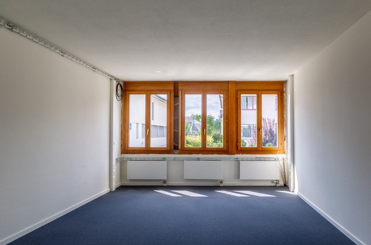 Bureau de 17m²

Situé dans un emplacement bien desservi par les transports, nous louons ce bureau rénové (2021) immédiatement ou à convenir.

L'objet dispose des caractéristiques suivantes :

- Loyer CHF 420.- incl. charges
- Fenêtres en bois/métal incl. stores électriques
- Revêtements de sol de ha