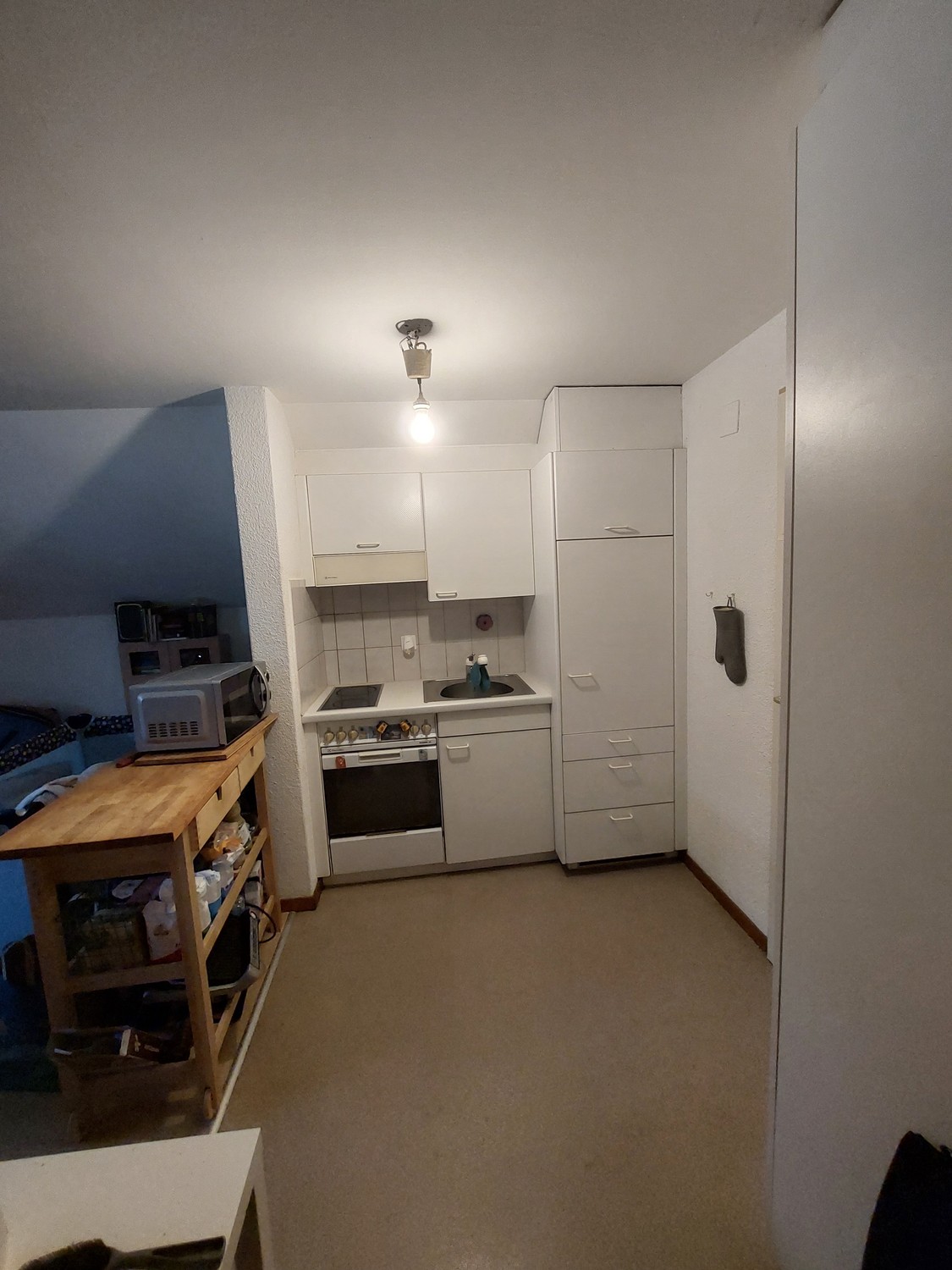 Appartement d'une pièce

Nous louons un appartement d'une pièce confortable et lumineux situé en emplacement central à 8472 Seuzach.
L'appartement est idéal pour une personne seule et offre un plan pratique avec un espace séjour/nuit lumineux ainsi qu'une cuisine fonctionnelle et une salle de bain.
, photo 2 sur 4