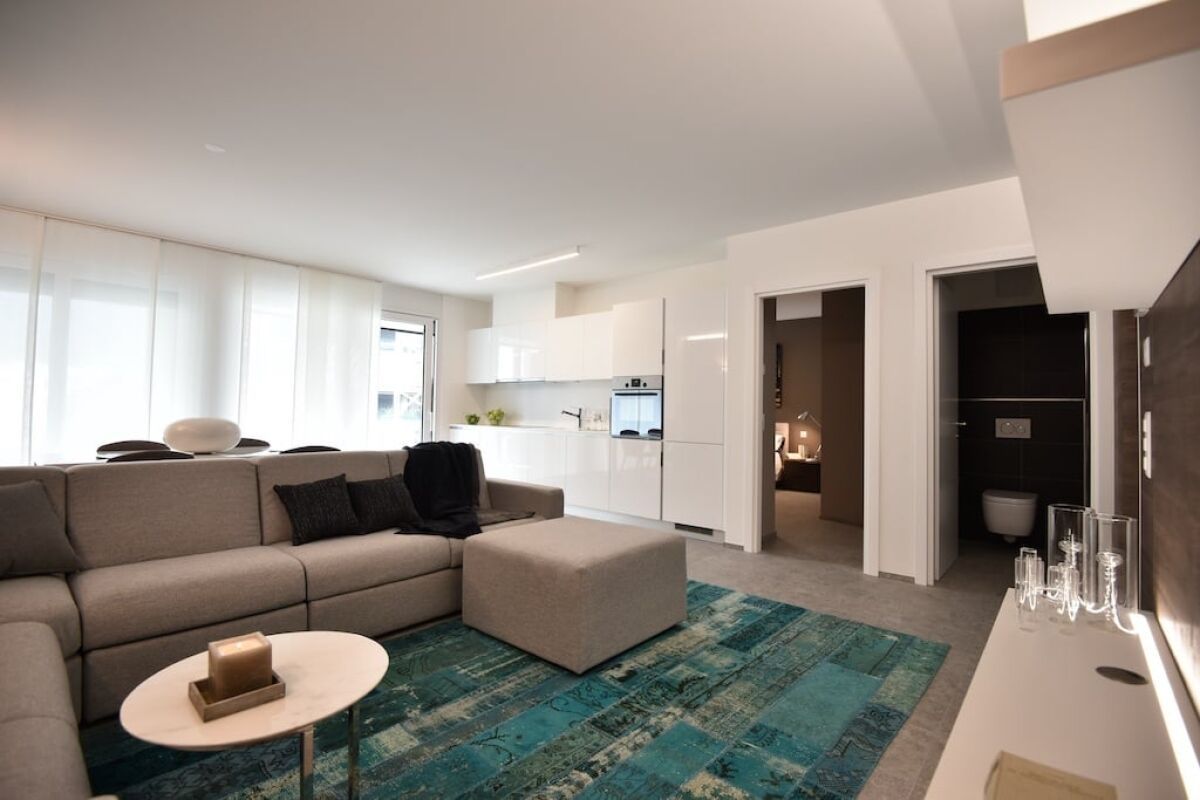 Appartement Moderne Luxury C19 Bellinzona 

Appartement de 3.5 pièces à Bellinzona, au cœur du Tessin, entouré de verdure avec vue sur les montagnes et les châteaux. 

L'appartement dispose d'un salon lumineux avec un coin repas et une cuisine ouverte, meublé avec des meubles de designer modernes. 
, photo 1 sur 9