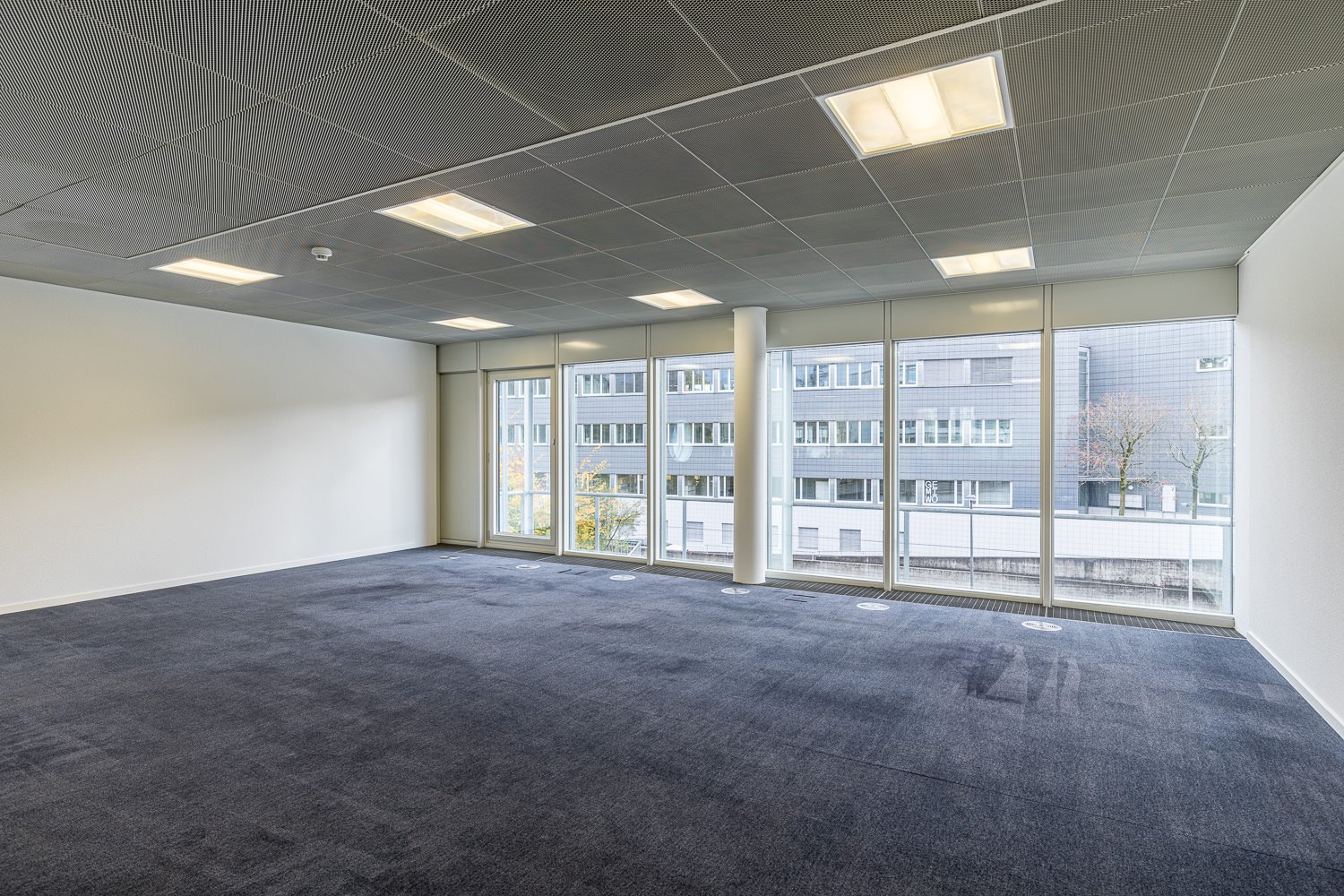 104m² office