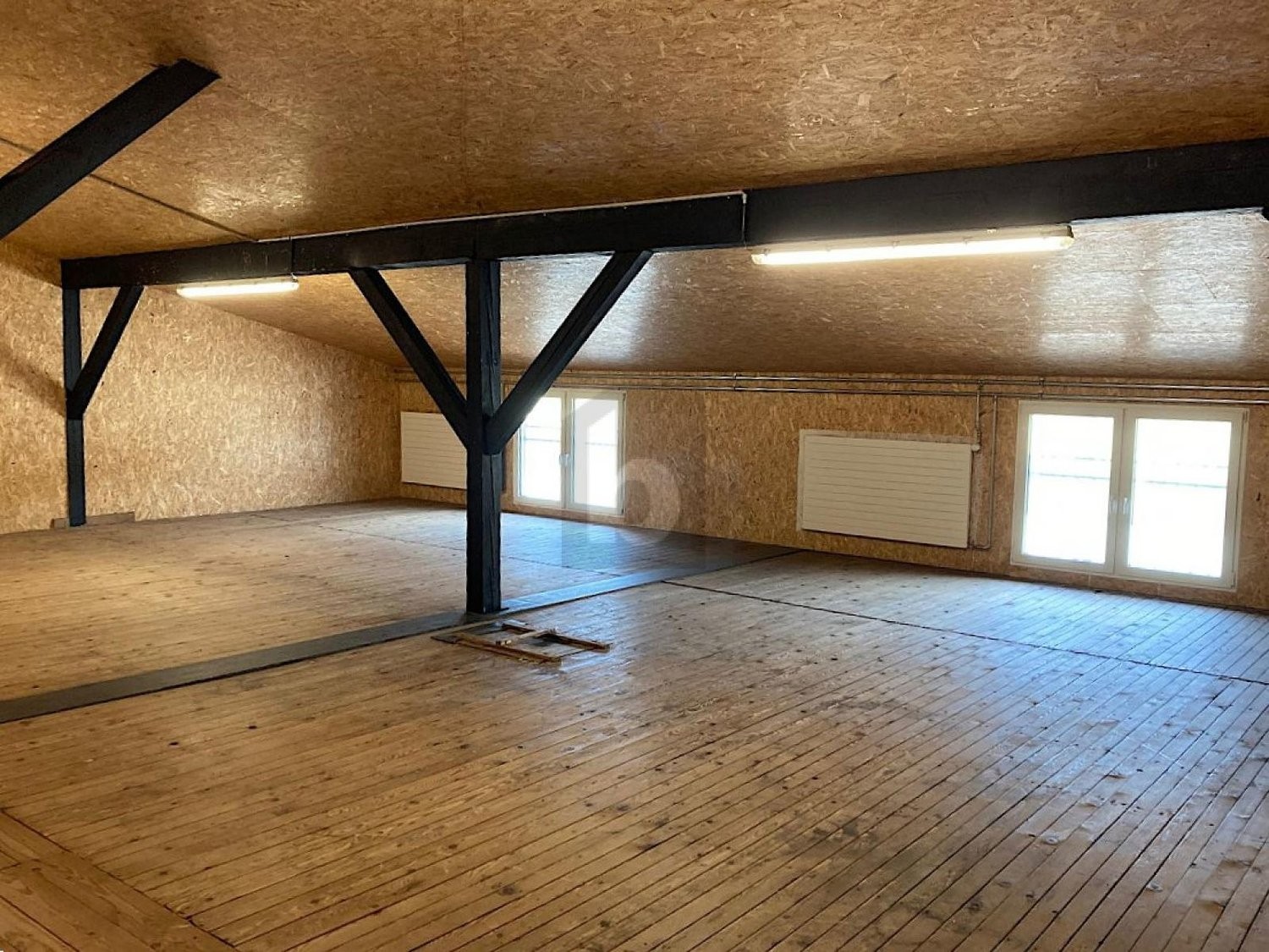 Local de stockage de 100m², photo 1 sur 4