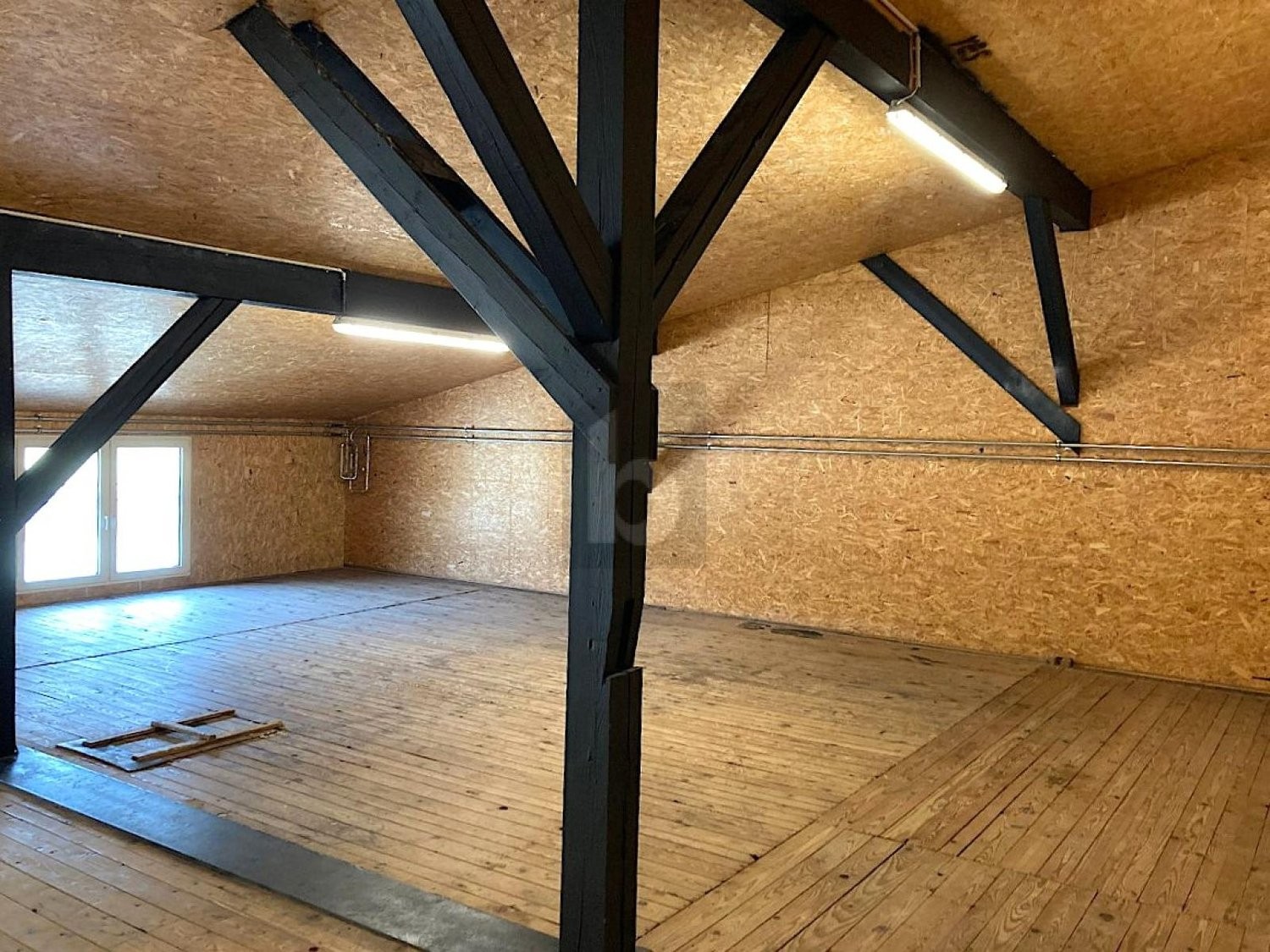 Local de stockage de 100m², photo 2 sur 4