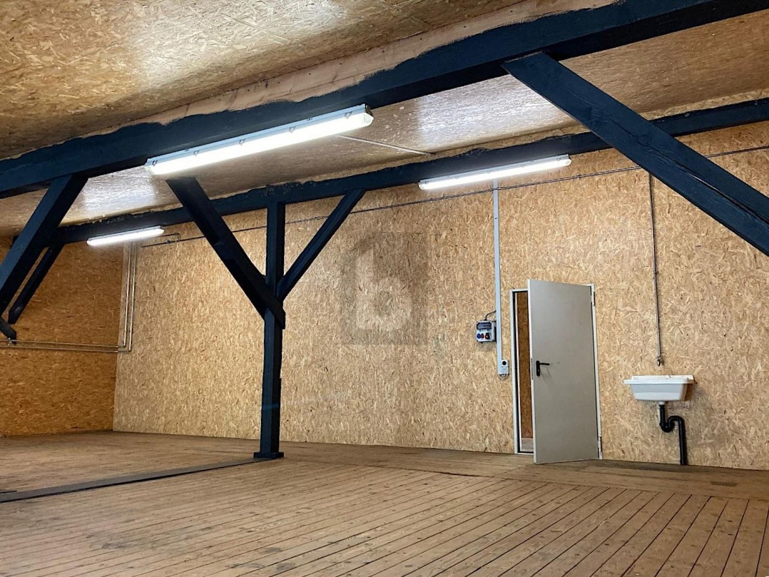 Local de stockage de 100m², photo 4 sur 4
