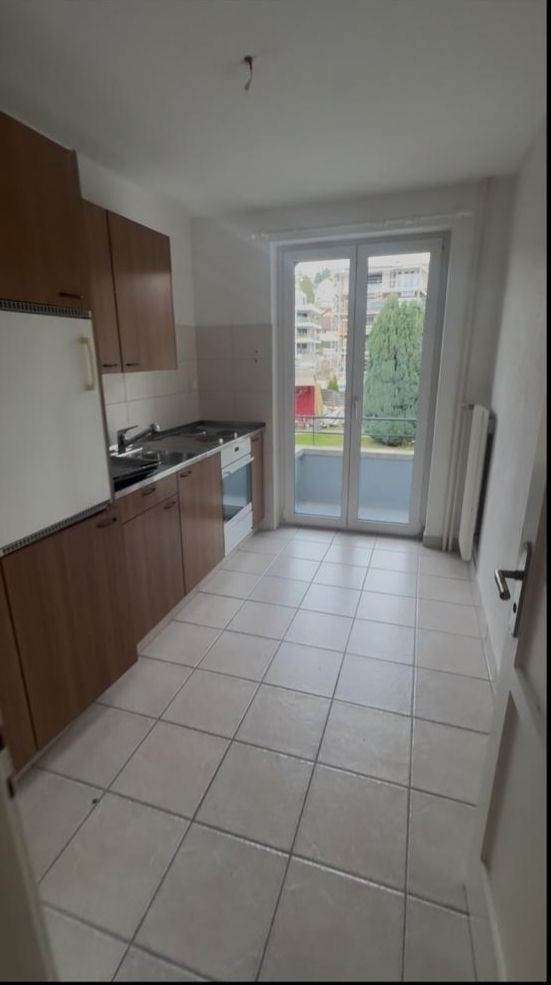 Chambre en colocation

Vous cherchez un nouvel endroit pour vous sentir chez vous ? :)

Je loue une chambre entièrement meublée avec balcon privé dans un appartement très lumineux et spacieux au centre de Küsnacht, très proche de la gare. Vous partagerez cet appartement avec 2 autres personnes.

La 
