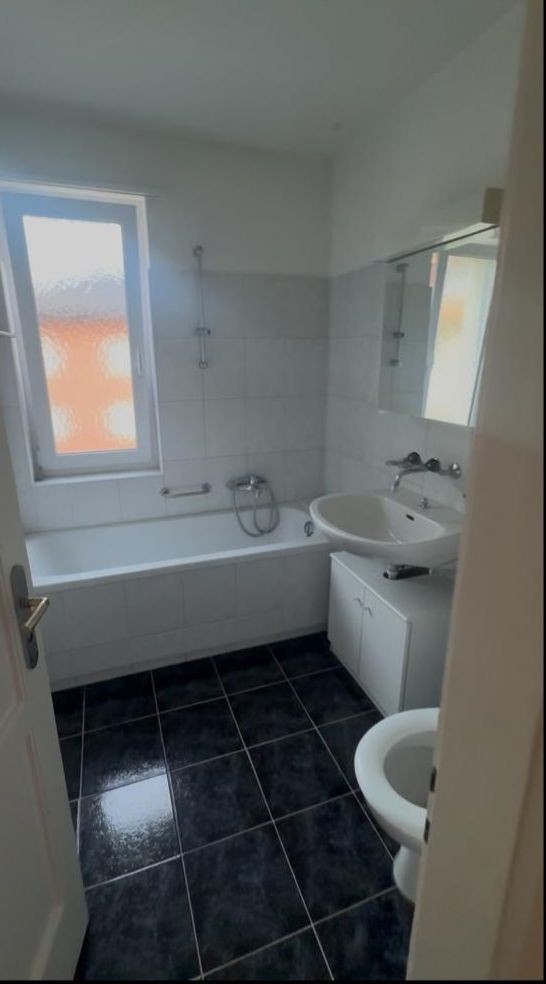 Chambre en colocation

Vous cherchez un nouvel endroit pour vous sentir chez vous ? :)

Je loue une chambre entièrement meublée avec balcon privé dans un appartement très lumineux et spacieux au centre de Küsnacht, très proche de la gare. Vous partagerez cet appartement avec 2 autres personnes.

La 