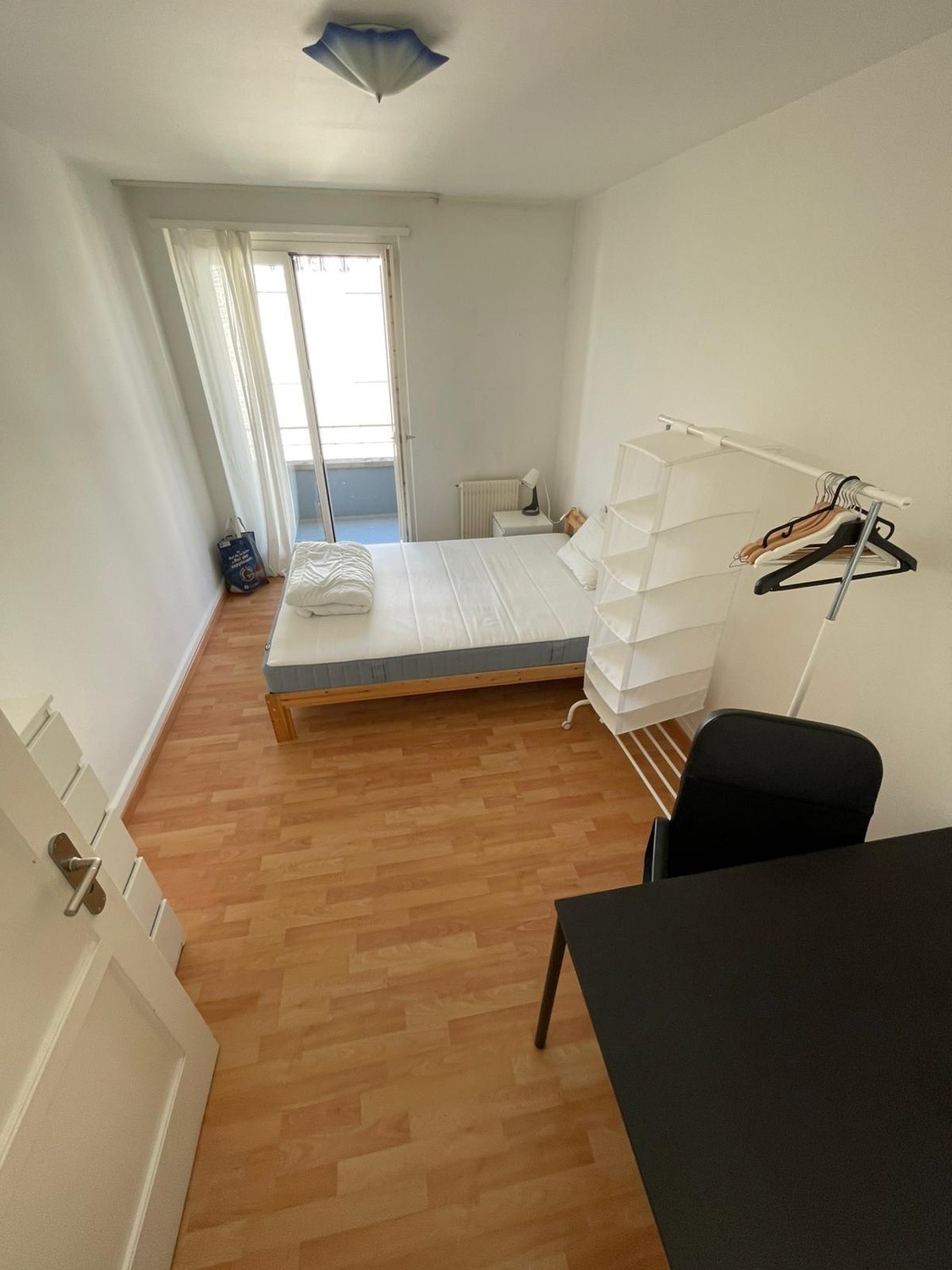 Chambre en colocation

Vous cherchez un nouvel endroit pour vous sentir chez vous ? :)

Je loue une chambre entièrement meublée avec balcon privé dans un appartement très lumineux et spacieux au centre de Küsnacht, très proche de la gare. Vous partagerez cet appartement avec 2 autres personnes.

La 