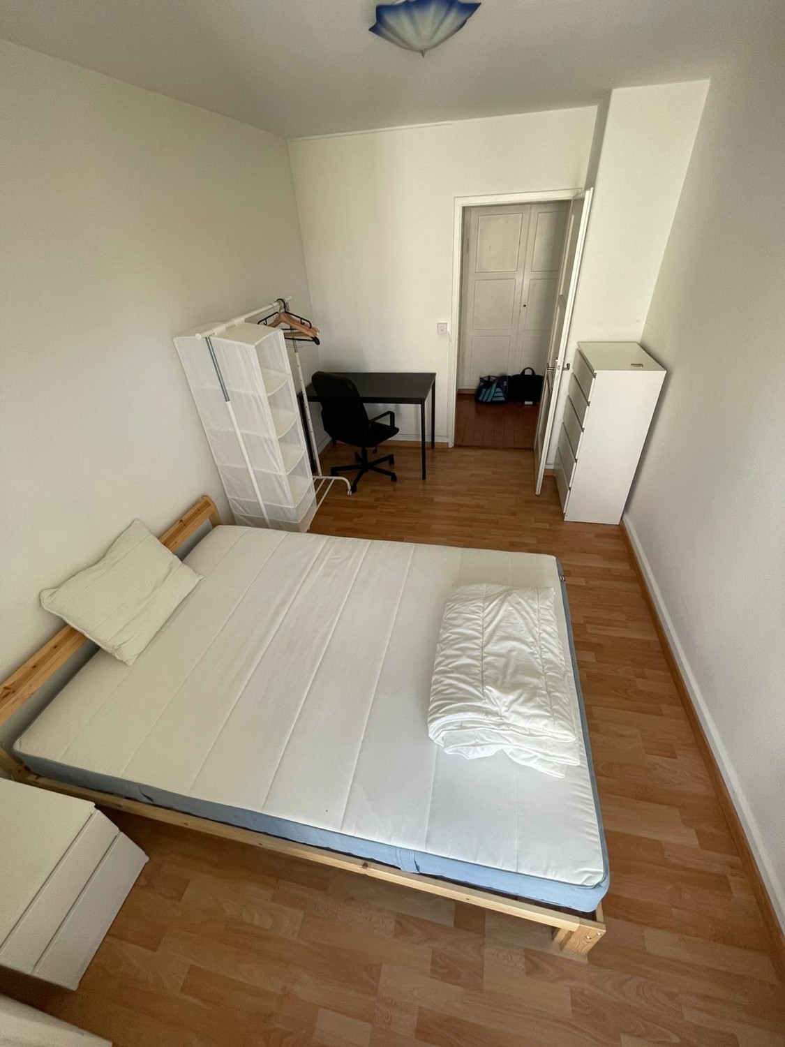 Chambre en colocation

Vous cherchez un nouvel endroit pour vous sentir chez vous ? :)

Je loue une chambre entièrement meublée avec balcon privé dans un appartement très lumineux et spacieux au centre de Küsnacht, très proche de la gare. Vous partagerez cet appartement avec 2 autres personnes.

La 