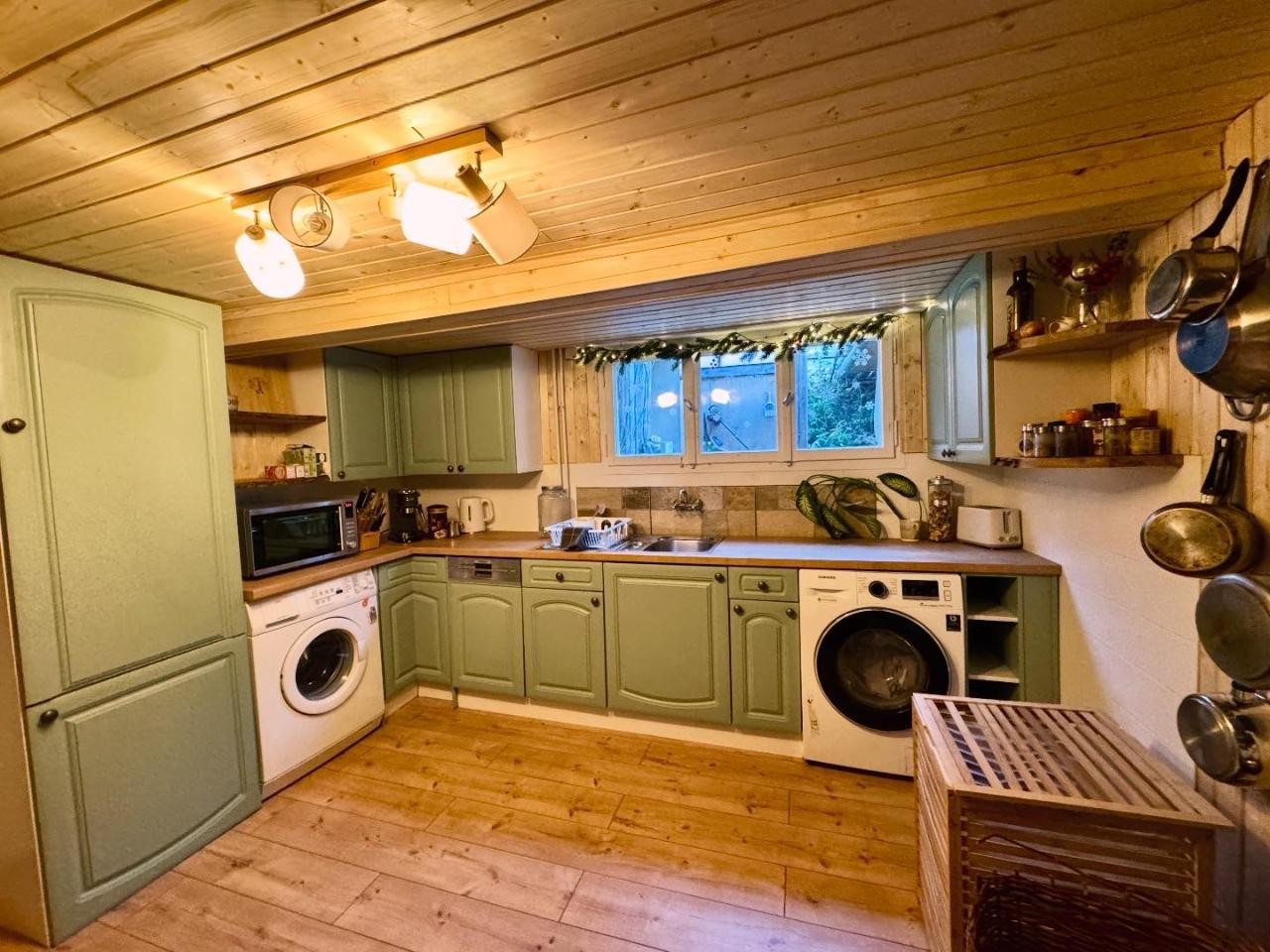 Chambre à louer à la mois ou à plus long terme dans notre maison à Sevelen avec cuisine et salle de bain communes.
Des visites peuvent volontiers être organisées. Pour toute question complémentaire, veuillez nous contacter directement., photo 2 sur 6