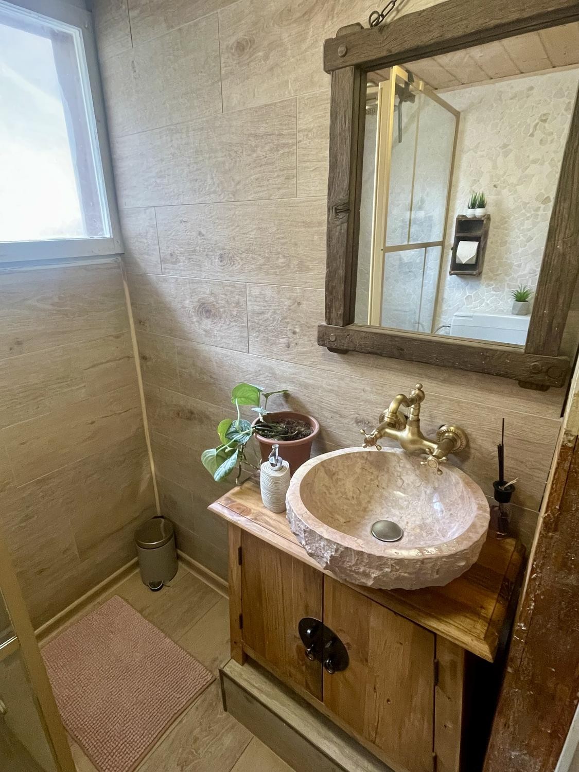 Chambre à louer à la mois ou à plus long terme dans notre maison à Sevelen avec cuisine et salle de bain communes.
Des visites peuvent volontiers être organisées. Pour toute question complémentaire, veuillez nous contacter directement., photo 4 sur 6