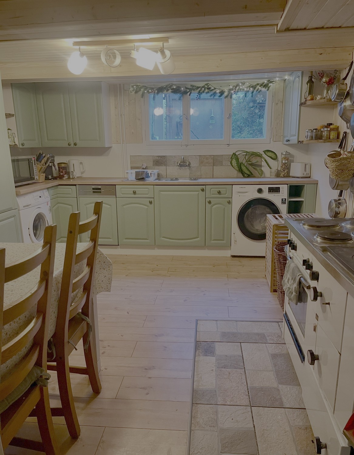 Chambre à louer à la mois ou à plus long terme dans notre maison à Sevelen avec cuisine et salle de bain communes.
Des visites peuvent volontiers être organisées. Pour toute question complémentaire, veuillez nous contacter directement., photo 3 sur 6