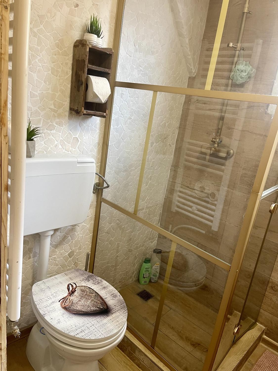 Chambre à louer à la mois ou à plus long terme dans notre maison à Sevelen avec cuisine et salle de bain communes.
Des visites peuvent volontiers être organisées. Pour toute question complémentaire, veuillez nous contacter directement., photo 5 sur 6