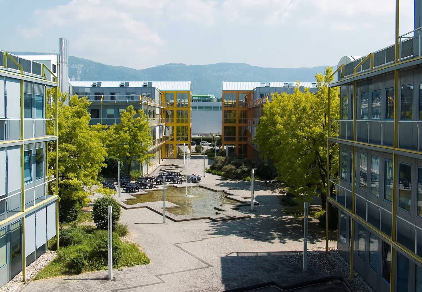 2200m² commercial, photo 1 sur 6