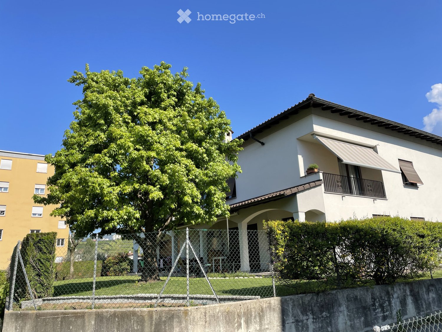 Grand appartement avec accès direct au jardin, à 100m de la gare et à 5 minutes du centre : cuisine/séjour avec cheminée, chambre, salle de bain avec douche, entrée + cave, place de parking extérieure et buanderie.   
Dernière rénovation 2023.   
Animaux non admis.   
Loyer mensuel appartement : CHF