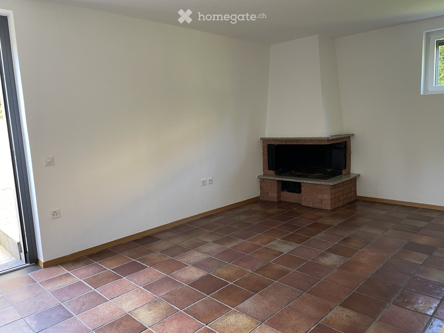 Grand appartement avec accès direct au jardin, à 100m de la gare et à 5 minutes du centre : cuisine/séjour avec cheminée, chambre, salle de bain avec douche, entrée + cave, place de parking extérieure et buanderie.   
Dernière rénovation 2023.   
Animaux non admis.   
Loyer mensuel appartement : CHF