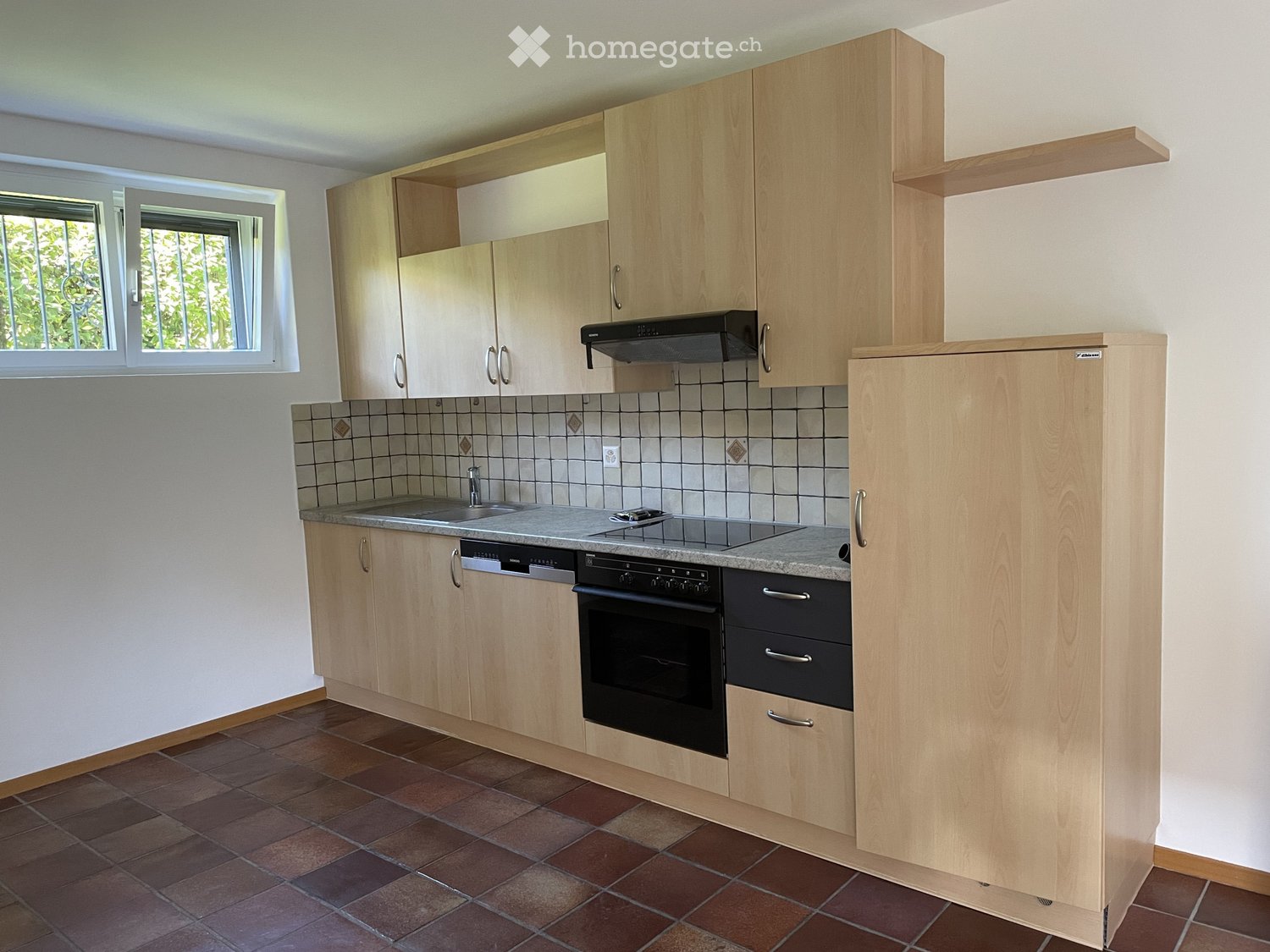 Grand appartement avec accès direct au jardin, à 100m de la gare et à 5 minutes du centre : cuisine/séjour avec cheminée, chambre, salle de bain avec douche, entrée + cave, place de parking extérieure et buanderie.   
Dernière rénovation 2023.   
Animaux non admis.   
Loyer mensuel appartement : CHF