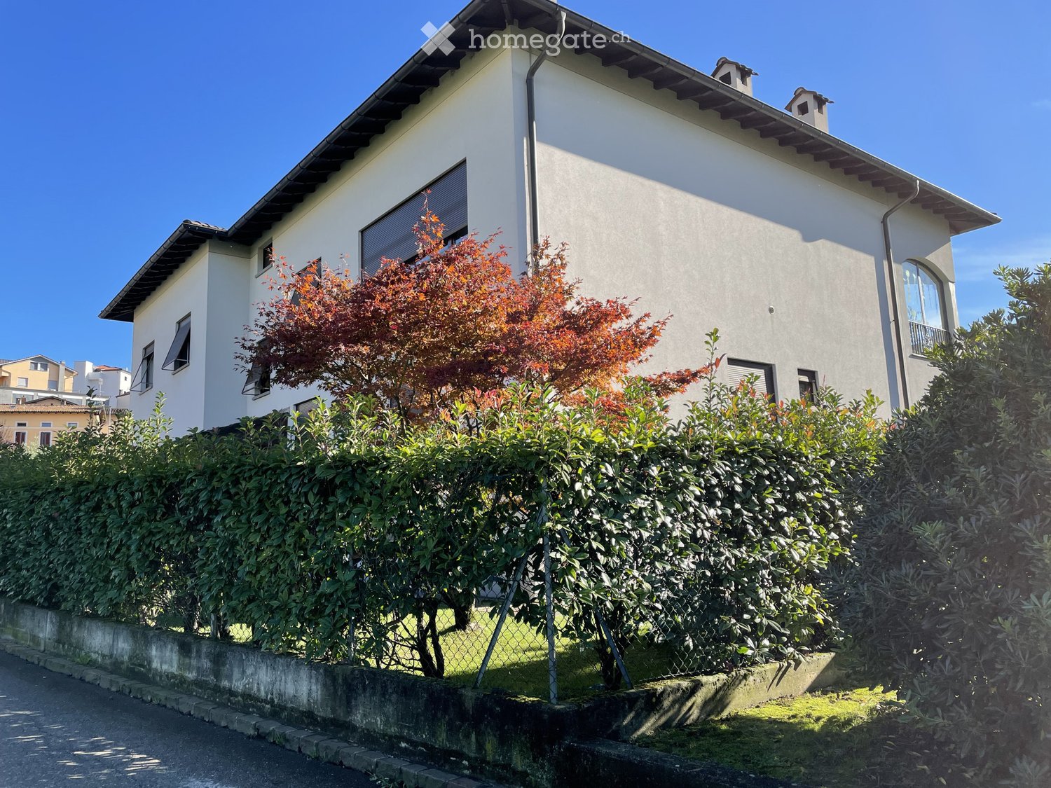 Grand appartement avec accès direct au jardin, à 100m de la gare et à 5 minutes du centre : cuisine/séjour avec cheminée, chambre, salle de bain avec douche, entrée + cave, place de parking extérieure et buanderie.   
Dernière rénovation 2023.   
Animaux non admis.   
Loyer mensuel appartement : CHF