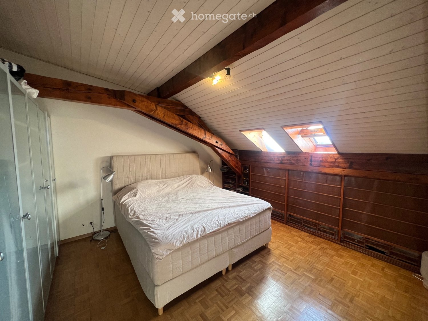 Appartement de 3 pièces

Appartement duplex en rooftop de 3,5 pièces, lumineux et entièrement meublé, au cœur de Genève, aux Eaux-Vives, à seulement 150 mètres du lac.
Situé au 7ème étage, l'appartement bénéficie d'une magnifique vue sur le lac et le Jet dEau.
- Spacieux salon avec un impressionnant, photo 4 sur 5