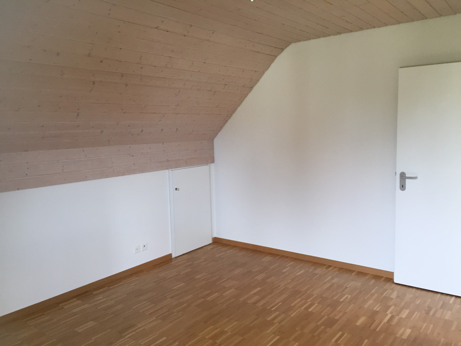 Appartement de 3 ½ pièces

Cet appartement de 3,5 pièces soigné et lumineux situé au 2ème étage se trouve dans un quartier résidentiel calme à la Thörigenstrasse 55 à Herzogenbuchsee. Il convainc par une combinaison réussie de confort d'habitation, de fonctionnalité et d'un emplacement attractif. Le