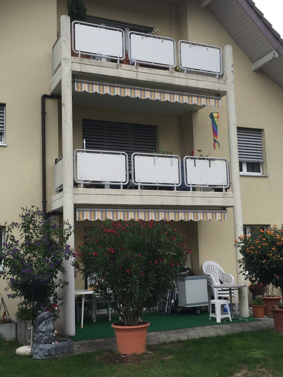 Appartement de 3 ½ pièces

Cet appartement de 3,5 pièces soigné et lumineux situé au 2ème étage se trouve dans un quartier résidentiel calme à la Thörigenstrasse 55 à Herzogenbuchsee. Il convainc par une combinaison réussie de confort d'habitation, de fonctionnalité et d'un emplacement attractif. Le