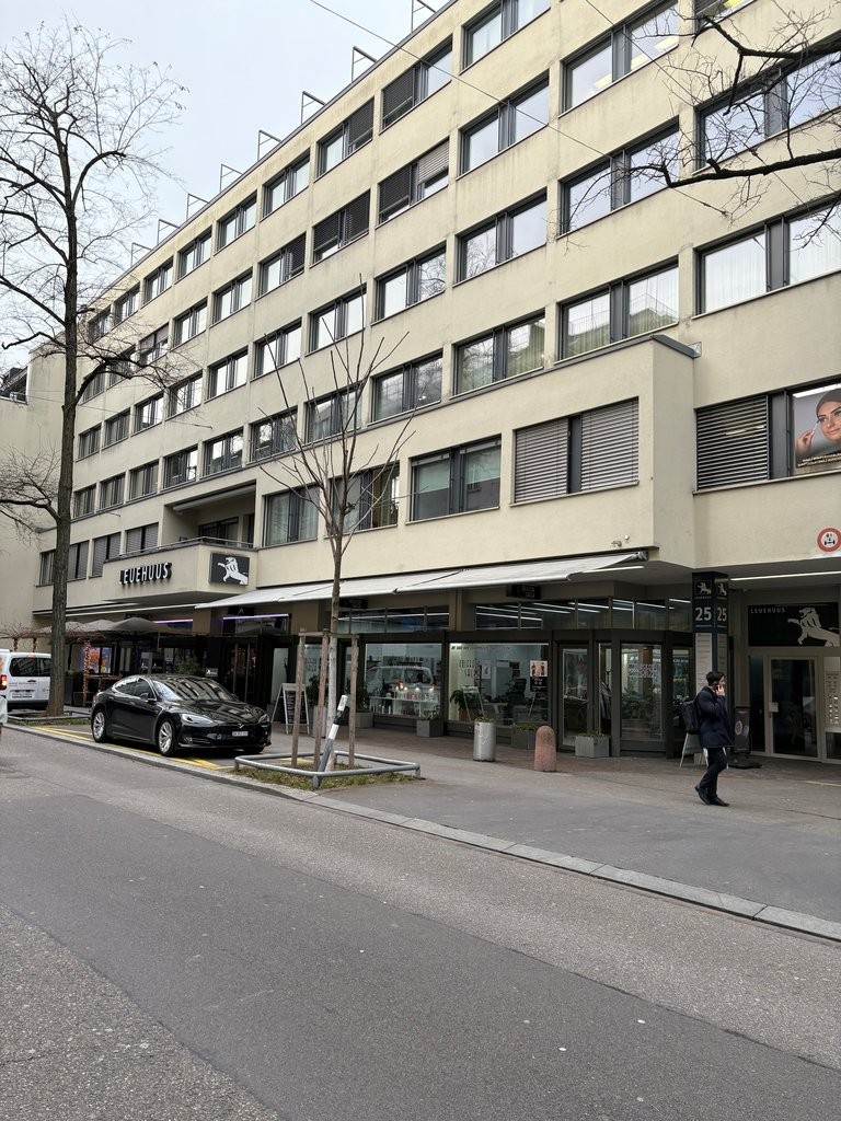 Place de parc souterrain en plein cœur de Zurich et à proximité immédiate de la zone commerçante de Zurich ainsi que de la gare centrale de Zurich :

- Place de parc individuelle sur plateforme mobile - ainsi, votre voiture ne sera jamais rayée, c'est garanti !
- CHF 500.00 / mois (locataires extern
