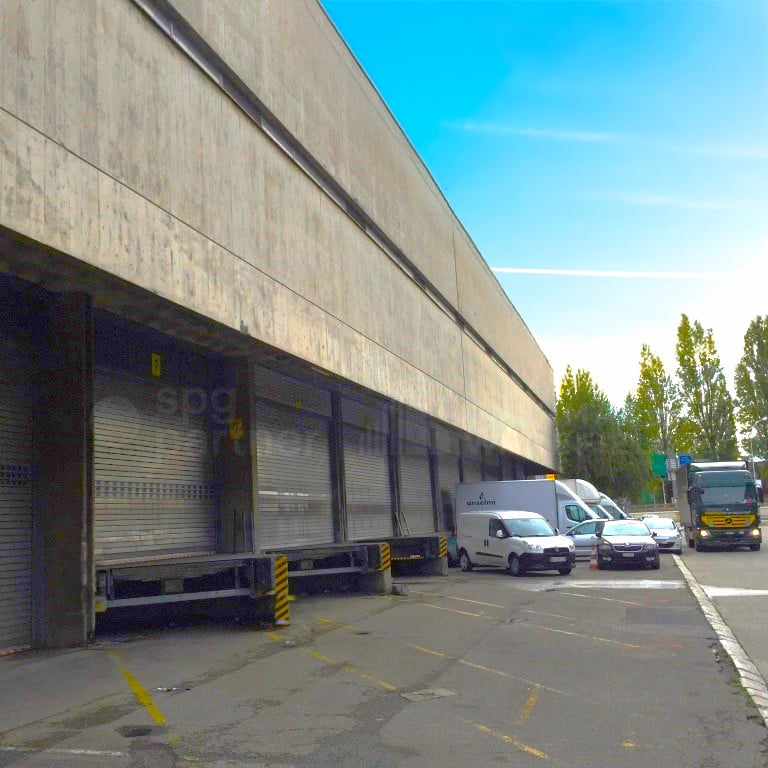 2500m² storage room