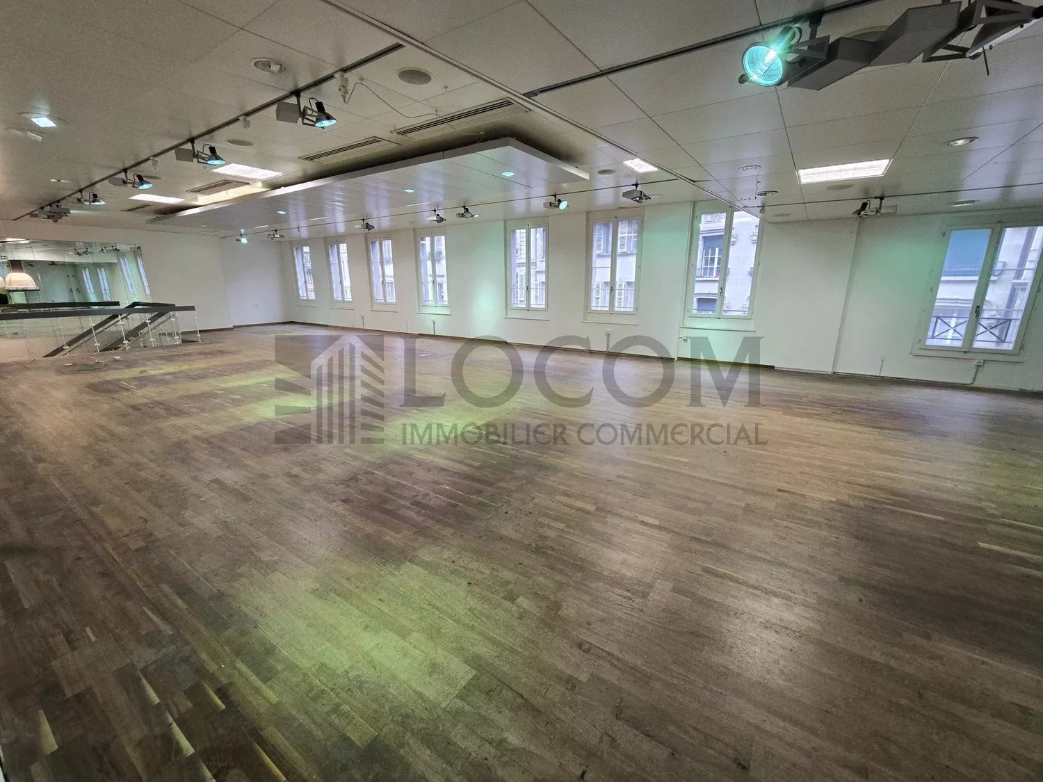 564m² shop