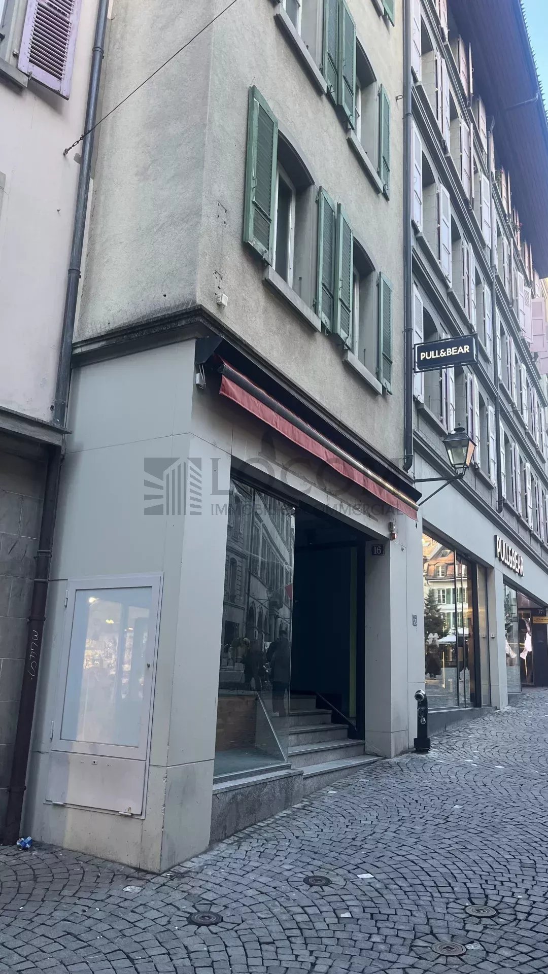 564m² shop