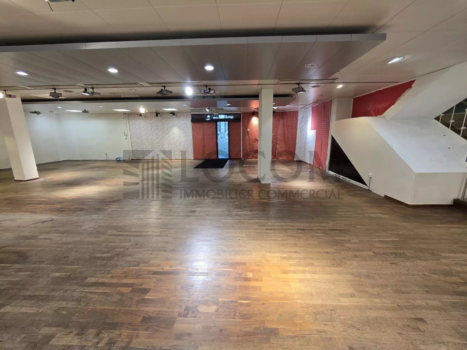 564m² shop