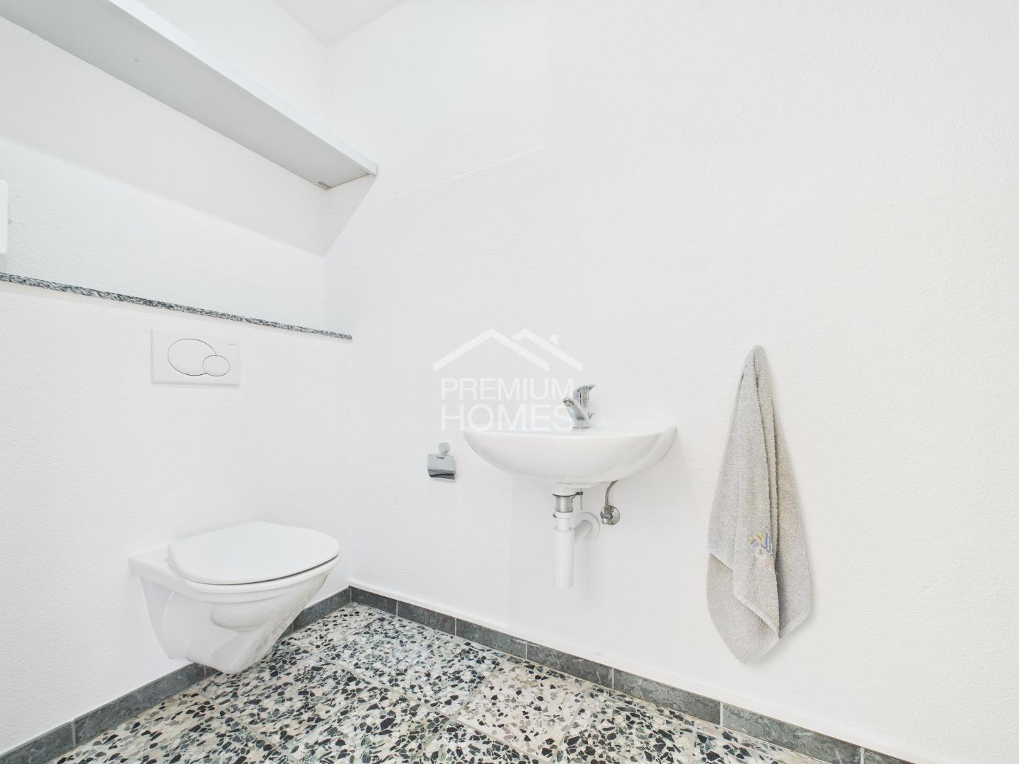 Bureau de 65m²

Le local lumineux et calme offre des conditions idéales pour un environnement de travail agréable. L'infrastructure moderne vous ouvre de nombreuses possibilités. Des surfaces de stockage supplémentaires sont disponibles si nécessaire. Des places de parc pour les visiteurs sont prévu, photo 3 sur 4