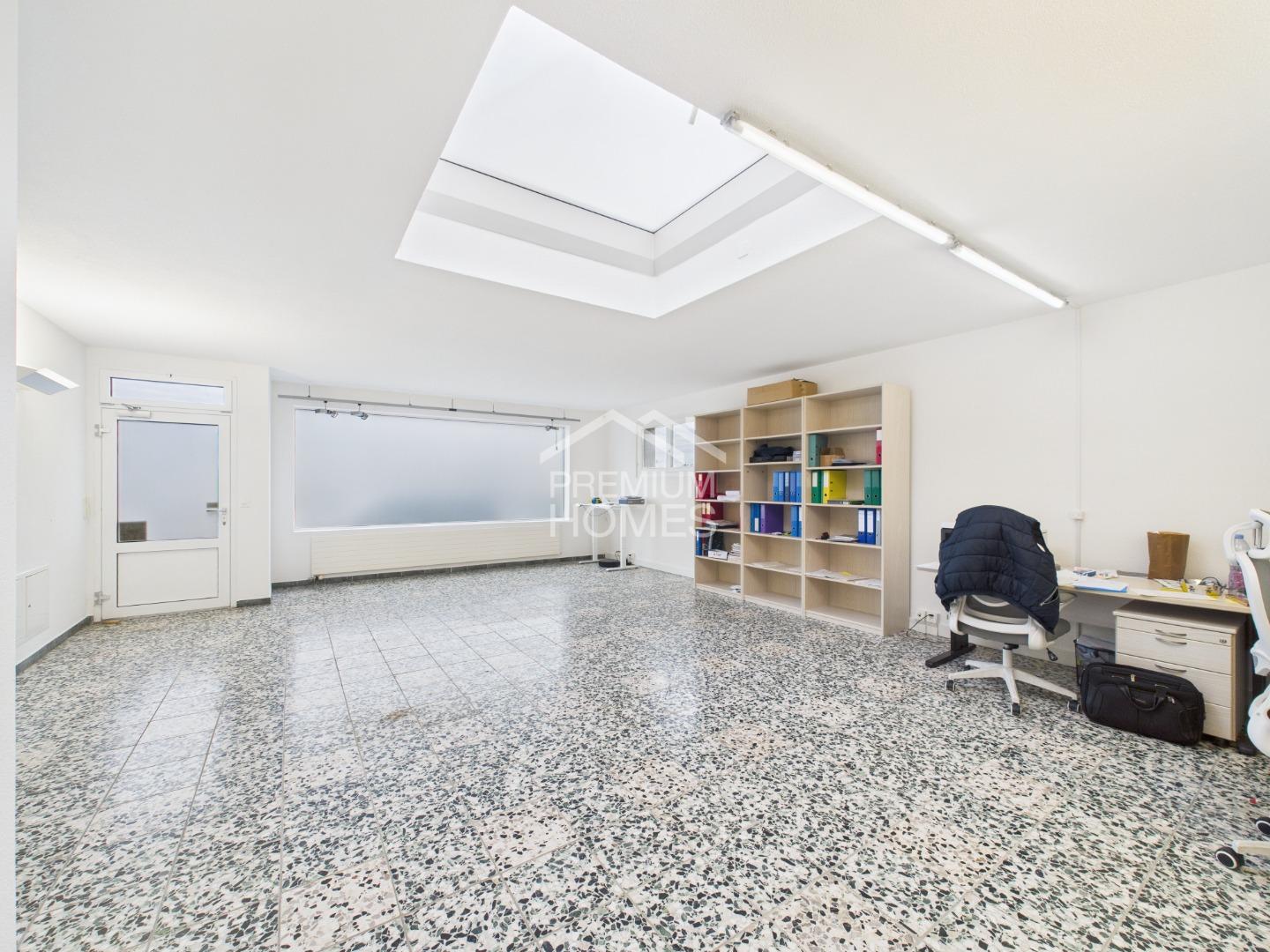 Bureau de 65m²

Le local lumineux et calme offre des conditions idéales pour un environnement de travail agréable. L'infrastructure moderne vous ouvre de nombreuses possibilités. Des surfaces de stockage supplémentaires sont disponibles si nécessaire. Des places de parc pour les visiteurs sont prévu, photo 1 sur 4