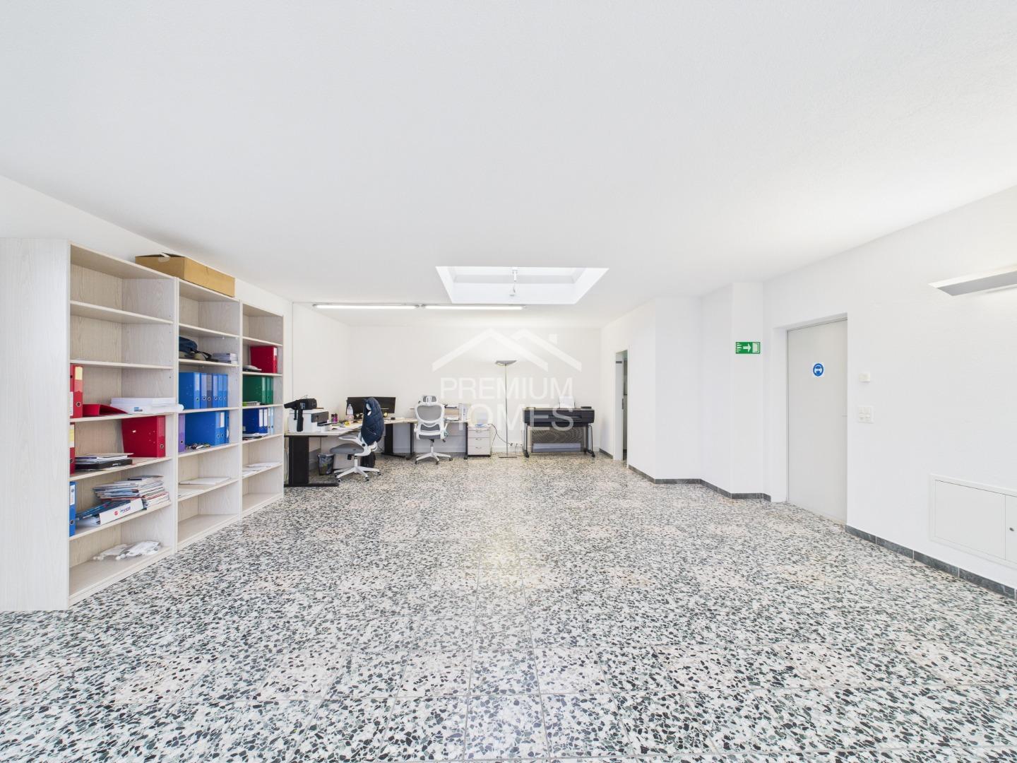 Bureau de 65m²

Le local lumineux et calme offre des conditions idéales pour un environnement de travail agréable. L'infrastructure moderne vous ouvre de nombreuses possibilités. Des surfaces de stockage supplémentaires sont disponibles si nécessaire. Des places de parc pour les visiteurs sont prévu, photo 2 sur 4