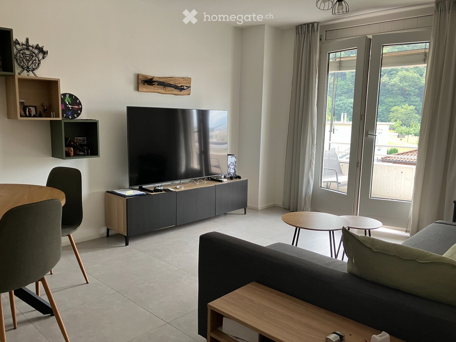 Appartement de 2 ½ pièces

Cherche repreneur pour appartement de 2,5 pièces d'environ 60 m2 au 3ème étage à Cadenazzo à partir du 1.12.26
Le salon et la chambre ont une porte-fenêtre qui donne sur la terrasse.
Salle de bain avec douche, sans fenêtre avec possibilité de mettre une machine à laver.
À , photo 2 sur 5