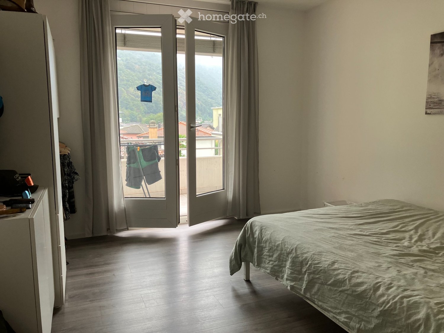Appartement de 2 ½ pièces

Cherche repreneur pour appartement de 2,5 pièces d'environ 60 m2 au 3ème étage à Cadenazzo à partir du 1.12.26
Le salon et la chambre ont une porte-fenêtre qui donne sur la terrasse.
Salle de bain avec douche, sans fenêtre avec possibilité de mettre une machine à laver.
À , photo 5 sur 5